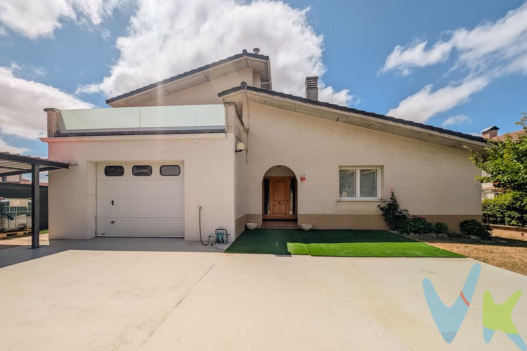 Exclusiva vivienda unifamiliar con amplio jardín y frontón privado, a un paso de Pamplona
Si busca una vivienda donde la amplitud, la comodidad y la calidad constructiva sean protagonistas, esta magnífica casa unifamiliar en Ororbia (Cendea de Olza) es una oportunidad excepcional.
Construida sobre una parcela de 848 m², la vivienda ha sido diseñada para ofrecer una cómoda vida en una sola planta, ya que la mayor parte de sus estancias se distribuyen en la planta baja. Su excelente distribución permite disfrutar de espacios amplios, luminosos y perfectamente conectados con el exterior.
La vivienda dispone de cuatro amplios dormitorios (dos de ellos situados en la planta baja y otros dos en planta primera ambos con salida directa a dos terrazas exteriores), dos baños completos, un gran salón, una espaciosa cocina con zona de comedor, un acogedor txoko con chimenea ideal para reuniones familiares y con amigos, y un garaje con capacidad para dos vehículos.
Uno de sus grandes atractivos son sus amplias terrazas, que prolongan las estancias interiores hacia el jardín, creando agradables espacios para disfrutar del aire libre durante todo el año.
Construida con materiales de primera calidad y cuidadosamente mantenida, la casa se encuentra en perfecto estado de conservación, lista para entrar a vivir sin necesidad de reformas.
El exterior ofrece un entorno privado y perfectamente acondicionado, con amplias zonas ajardinadas que rodean la vivienda. Además, esconde un elemento muy especial que hará las delicias de toda la familia: un frontón privado, un espacio único para el ocio, el deporte y el disfrute de pequeños y mayores.
Pensando también en la eficiencia energética, la vivienda incorpora placas solares fotovoltaicas para la generación de energía eléctrica, contribuyendo a reducir el consumo y aumentar el confort del hogar.
Su ubicación es otro de sus grandes valores. Situada en Ororbia, en la Cendea de Olza, combina la tranquilidad y la calidad de vida de un entorno residencial con la cercanía a Pamplona, permitiendo disfrutar de la esencia de un pueblo con población joven, servicios, comercio y excelentes comunicaciones con la capital.
Una vivienda exclusiva para quienes desean espacio, calidad de vida y un entorno privilegiado, sin renunciar a la proximidad de la ciudad.
INFORMACIÓN LEGAL
▪ Información meramente orientativa, sin carácter contractual.
▪ Superficies y características aproximadas, con finalidad descriptiva.
▪ En el precio de venta están incluidos los honorarios de la agencia inmobiliaria, que serán asumidos por la parte vendedora.
▪ El precio indicado no incluye los gastos e impuestos derivados de la compraventa a cargo del comprador (Notaría, Registro de la Propiedad, I.T.P., A.J.D. o I.V.A., según corresponda), ni otros posibles gastos asociados.
▪ El inmueble se transmite sin mobiliario ni otros enseres, salvo que se indique expresamente lo contrario.
 
A modo orientativo en Navarra:
▪ Notaría y Registro: 1%–1,5%.
▪ ITP: tipo general 6% (con posibles bonificaciones).
▪ AJD: aprox. 0,5%–1%.