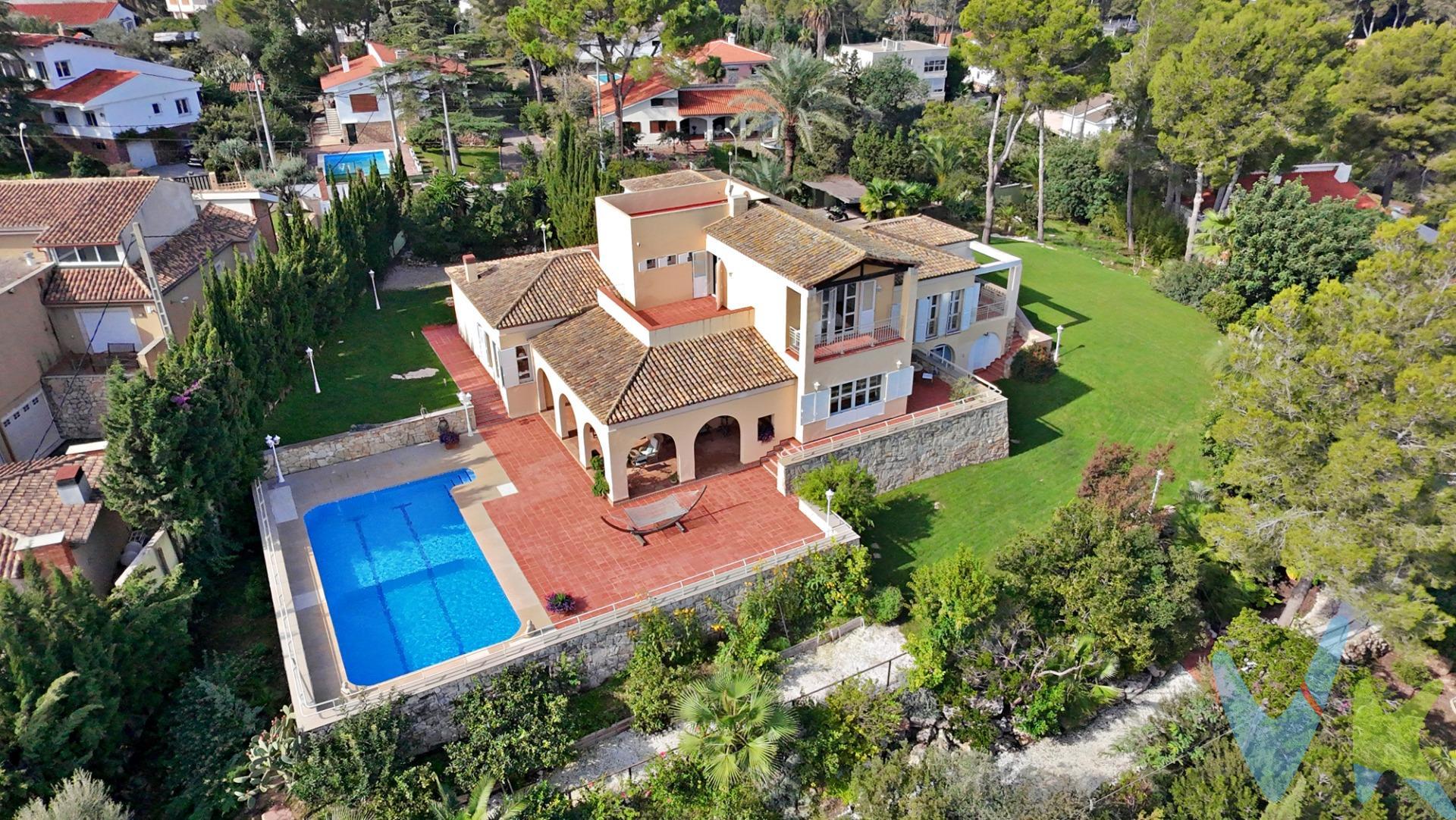 Una Obra Maestra Sensorial en El Respirall, Alzira. En la exclusiva y elevada urbanización El Respirall de Alzira (Valencia), emerge una residencia que define el lujo y la reclusión. Este impresionante chalet de 483 m² de construcción se asienta sobre una extensa parcela privada de más de 3.800 m², garantizando una privacidad que es absoluta y una sensación de retiro inigualable. El Espectáculo Visual y la Arquitectura Interior. Desde la propiedad, la mirada se pierde en un horizonte sin límites. Las vistas panorámicas son un cuadro vivo que abarca desde el azul vibrante del Mediterráneo en la playa de Cullera hasta el icónico perfil de la Ciudad de las Artes y las Ciencias, con el Oceanogràfic de Valencia claramente visible en la distancia. En el interior, la vivienda destaca por su arquitectura y sus calidades de primer nivel. El corazón del hogar es un salón majestuoso, un espacio bañado en luz natural que se integra con una elegante biblioteca y un comedor de gala, ideal para las grandes celebraciones. La distribución es excepcional: seis habitaciones luminosas y cinco baños con acabados en materiales nobles que invitan al tacto. La gran cocina, diseñada para la vida familiar y social, se complementa con una zona de lavandería discreta y totalmente equipada. Terrazas estratégicamente orientadas a todos los puntos cardinales permiten contemplar cada fase del día, desde el amanecer hasta el ocaso. Sonidos de Serenidad y Bienestar Kinestésico. Percibe el silencio profundo y la paz que solo un entorno como el que rodea al Parque Natural de la Casella puede ofrecer. Este es un lugar donde el murmullo del viento y el sonido del agua en calma son la única banda sonora. El bienestar físico se vive en el detalle: sumérgete en la refrescante piscina en los días de sol o siente el calor envolvente y purificador de la sauna privada, una experiencia que regenera el cuerpo y la mente. La exuberante parcela se mantiene impecable gracias a un sistema de riego automático, asegurando el placer de pasear por jardines cuidados al detalle sin el esfuerzo del mantenimiento. Localización Estratégica y Comodidades Técnicas. La residencia ofrece una vida activa y cómoda, dada su proximidad a puntos clave de ocio y servicios:. Deporte y Naturaleza: Se encuentra muy cerca del Club de Tenis, el prestigioso campo de Golf La Galiana, y las rutas de senderismo en los Parques de la Murta y de la Albufera. Para los amantes de la velocidad, el Circuito Aspar La Ribera en Guadassuar está a una distancia cómoda. Educación y Seguridad: La comodidad para familias se refuerza con la proximidad al Colegio Inglés de Águas Vivas, que ofrece servicio de bus. Para una tranquilidad total, la propiedad está equipada con un robusto sistema de alarma. El confort técnico es integral: las estancias disfrutan de una temperatura ideal durante todo el año gracias al aire acondicionado y la calefacción central de gas. A pesar de ser un oasis de reclusión, la propiedad goza de una excelente conectividad: se sitúa a poco más de media hora del aeropuerto de Valencia y a una hora y cuarto del aeropuerto de Alicante, con acceso rápido a Valencia tanto por autovía interior como por la costa. Esta propiedad es la materialización de la vida de lujo, donde cada detalle ha sido diseñado para enriquecer la experiencia cotidiana.