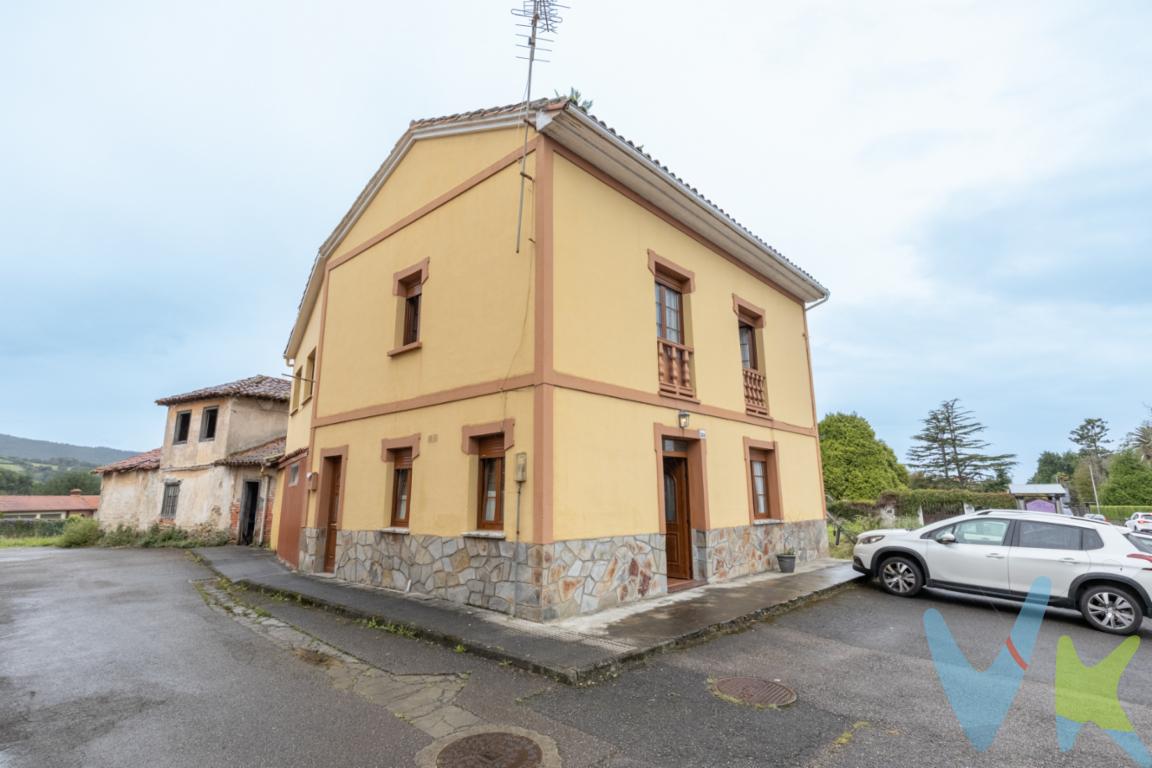  ¡Descubra su próximo hogar! Presentamos esta magnífica casa independiente en venta, ubicada en la encantadora localidad de El Pito. Esta propiedad, construida en el año 1934, combina el encanto del pasado con las comodidades modernas, ofreciendo 196 metros cuadrados de construcción que proporcionan un amplio espacio para toda la familia.Esta estupenda casa cuenta con cinco habitaciones, ideal para acomodar a familias numerosas o para quienes necesiten espacios adicionales para oficinas, estudios o salas de entretenimiento. Además, dispone de un aseo perfectamente ubicado para brindar conveniencia en el día a día.Un atractivo adicional es su garaje, que proporciona la tranquilidad de contar con un espacio seguro y techado para su vehículo. Complementando este aspecto práctico, la casa también incluye un trastero, brindando una solución perfecta para mantener sus pertenencias organizadas y fuera de la vista.La localización de la propiedad es incomparable. Con estaciones de tren y autobús a escasa distancia, la conectividad es excelente, facilitando los desplazamientos cotidianos sin complicaciones. Esta comodidad añadida convierte a esta casa en una opción ideal tanto para aquellos que necesitan viajar por trabajo como para los que disfrutan de escapadas a la ciudad o a otros destinos cercanos.Cada rincón de esta vivienda refleja una construcción sólida y duradera del siglo pasado, con detalles arquitectónicos que resultan encantadores y llenos de historia. Sin embargo, aunque la casa conserva su carácter tradicional, está lista para ser personalizada y modernizada según sus gustos y necesidades.La zona de El Pito es reconocida por su tranquilidad y ambiente apacible, perfecto para quienes buscan escapar del bullicio de las grandes ciudades y desean un entorno más relajado y seguro. Esta casa no solo ofrece una estancia cómoda, sino también un lugar donde usted y su familia pueden construirse recuerdos inolvidables.En cuanto al espacio exterior, la propiedad también dispone de un área que puede ser aprovechada para actividades al aire libre, (NO TIENE FINCA. ES UNA ANTOJANA)  o áreas de descanso. Imagine disfrutar de tardes soleadas en este entorno espacioso y privado, perfecto para reuniones familiares, barbacoas o momentos de relajación.Invitamos a los interesados a programar una visita para apreciar en persona todo lo que esta propiedad singular tiene para ofrecer. Es una oportunidad única para adquirir una vivienda con historia, espacio y ubicación privilegiada. No deje pasar la oportunidad de hacer de esta casa su próximo hogar.Para programar una visita o recibir más información, por favor, no dude en ponerse en contacto con nosotros. Estaremos encantados de atenderle y resolver cualquier duda que pueda tener acerca de esta magnífica propiedad.No espere más para conocer esta joya de El Pito que combina historia, espacio y comodidad en un solo lugar. ¡Le esperamos!  