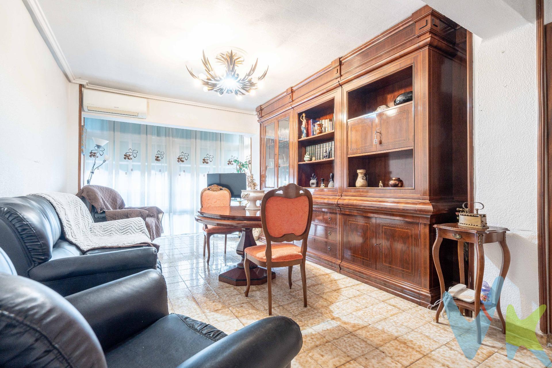 En uno de los barrios más demandados de Valencia, se encuentra esta vivienda situada en un séptimo piso, donde la luz natural y la altura marcan la diferencia desde el primer instante. La vivienda ofrece una distribución cómoda y funcional, con tres habitaciones, ideales tanto para una familia como para quienes necesitan espacio extra para despacho o invitados. Dispone de baño completo y cocina independiente, perfectamente operativos y listos para el día a día. Su posición elevada garantiza claridad, tranquilidad y una agradable sensación de amplitud, convirtiéndola en un hogar acogedor y lleno de vida. Con una comunidad de las de toda la vida, gente de toda la vida. comunidad tranquila. Zaguán Adaptado para personas de movilidad reducida. La próxima mejora que se va ha realizar es la restauración de la fachada. 📍 UBICACIÓN PRIVILEGIADA – AYORA. Ayora es sinónimo de calidad de vida. Un barrio consolidado, con todos los servicios a pocos pasos: supermercados, comercios de proximidad, centros educativos, zonas verdes y restauración. Excelente comunicación mediante metro y autobuses, que conectan rápidamente con el centro de Valencia y el resto de la ciudad. A pocos minutos de la Ciudad de las Artes y las Ciencias y con fácil acceso a la playa de Valencia, perfecta para disfrutar del Mediterráneo cualquier día de la semana. ✨ UNA VIVIENDA QUE SE ADAPTA A TI. ✔ Ideal como vivienda habitual. ✔ Perfecta para familias o parejas. ✔ Excelente opción para inversión por ubicación y demanda. ✔ Lista para entrar a vivir o actualizar a tu gusto. Una propiedad versátil, luminosa y bien ubicada, en una de las zonas con mayor proyección y demanda de la ciudad.