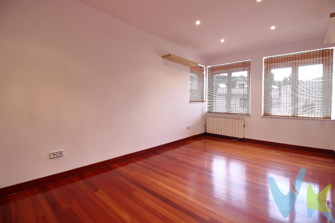 Elegancia Histórica Reformada: Piso con Techos Altos en Edificio CatalogadoDescripción: En pleno centro neurálgico de la ciudad, se alza este magnífico piso que es el resultado de una reforma integral que ha sabido rescatar el alma de un edificio con solera.Cada rincón respira autenticidad. . La calidez del hogar la proporciona el suelo de tarima de Elondo, una madera noble que viste con categoría el salón, el comedor y los dormitorios.La zona de noche consta de tres habitaciones. La principal, un elegante suite, cuenta con su propio baño y un vestidor/armario empotrado. La cocina, moderna y funcional, está totalmente equipada para los amantes de la gastronomía.Un remanso de paz y luz: Gracias a su orientación y a que sus dos fachadas dan a un patio de manzana de dimensiones generosas y al exterior. Es un espacio muy luminoso y diáfano, donde la luz natural inunda cada estancia desde primera hora de la mañana.Posibilidad de ascensor en el edificio.¡No dejes pasar la oportunidad de vivir en una casa con historia y todas las comodidades!Gastos e impuestos no incluidos en el precio. En segundas transmisiones, el comprador abona el ITP (porcentajes en Asturias: https://sede.tributasenasturias.es/sites/sede/default/es_ES/Que-quieres-hacer/Transmisiones-Patrimoniales-y-AJD), calculado sobre el mayor valor entre precio, tasación o valor de referencia catastral. Notaría y registro según aranceles variables; el comprador elige notario. El vendedor asume la plusvalía municipal; el resto de gastos (incluida hipoteca: tasación, costes bancarios, gestoría y formalización) son del comprador.Honorarios: intermediación a cargo del vendedor; mediación a cargo del comprador del 2% + IVA, mínimo 2.000  + IVA.El consumidor puede solicitar información y documentación adicional en la sede física o por correo electrónico de la Agencia (contacto en la web). La agencia actúa solo como intermediaria; toda compraventa queda sujeta a la aceptación expresa del vendedor y a la formalización del contrato. Anuncio meramente informativo: los datos corresponden a la fecha de publicación y pueden variar por actualizaciones legales, contractuales o fiscales.  