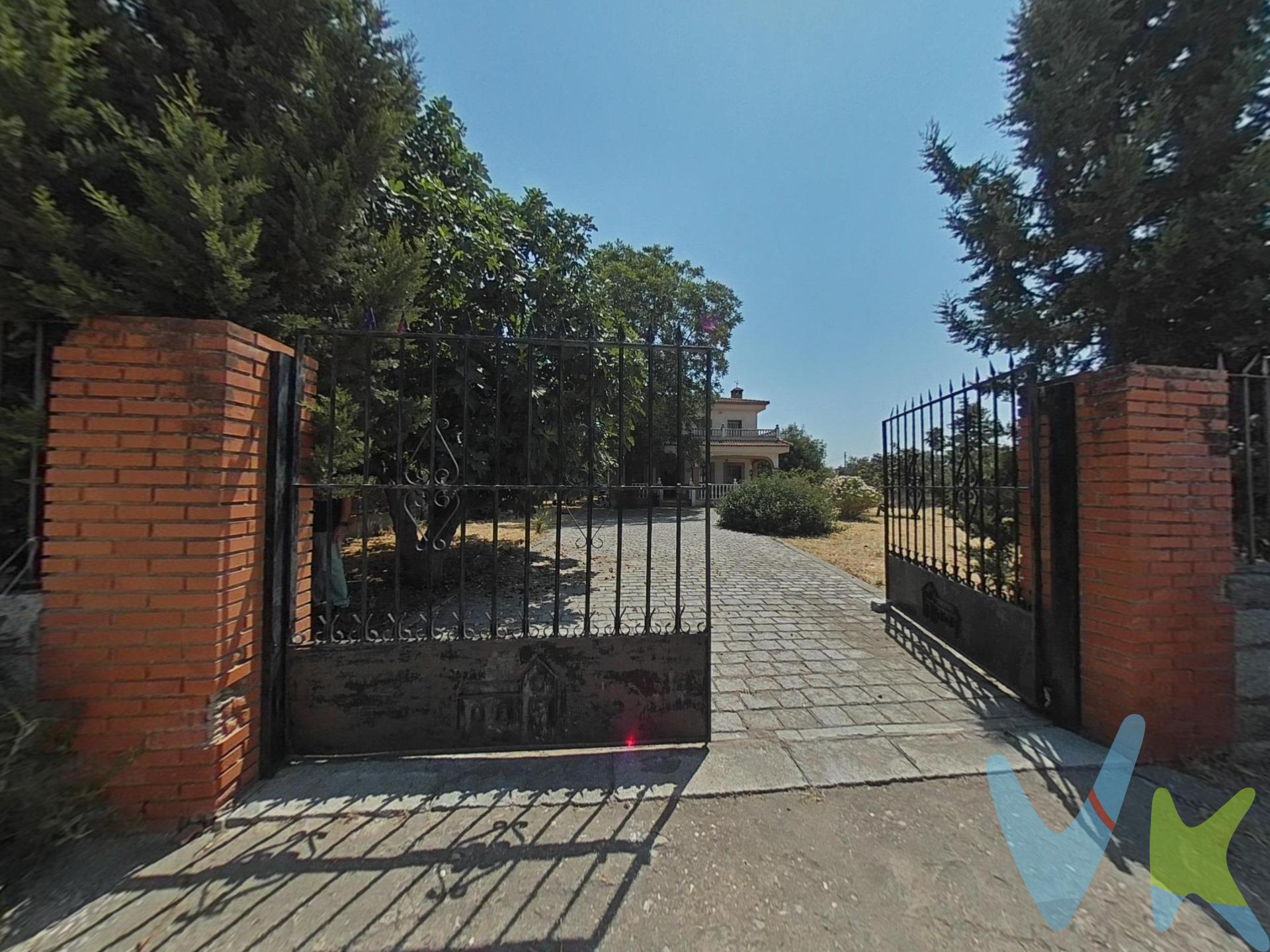 Descubre esta magnífica casa ubicada en la tranquila zona de Las Quemadillas, Córdoba. Con un precio atractivo de 240.000 euros, esta propiedad combina confort y naturaleza en un solo lugar. . La vivienda cuenta con una superficie construida de 174 m² y útil de 135 m² que incluyen tres amplios dormitorios dobles y un dormitorio sencillo ideal para huéspedes o como oficina. Además dispone de dos baños completos bien equipados. La parcela tiene 1882 m² donde podrás disfrutar del aire libre rodeado por árboles frutales que aportan frescura al entorno. Esta casa también ofrece una encantadora terraza perfecta para relajarse mientras contemplas las vistas panorámicas del área circundante. Situada dentro de urbanización segura, es el espacio perfecto si buscas tranquilidad. . ¡No pierdas la oportunidad! Este hogar te espera. El comprador tendrá un coste adicional de un 2,5% más IVA del precio de venta final, por el servicio de gestión, asesoramiento y formalización del proceso de compra. Este importe no está incluido en el precio publicado en venta. INFORMACIÓN ADICIONAL. Para cumplir con la normativa vigente tenemos a disposición del cliente el Documento de Información Abreviada D. I. A. Los precios indicados pueden sufrir alteraciones sin previo aviso. Los GASTOS DE LA COMPRA serán según ley (Notaria, Registro e Impuestos) y no están incluidos en el precio señalado. 