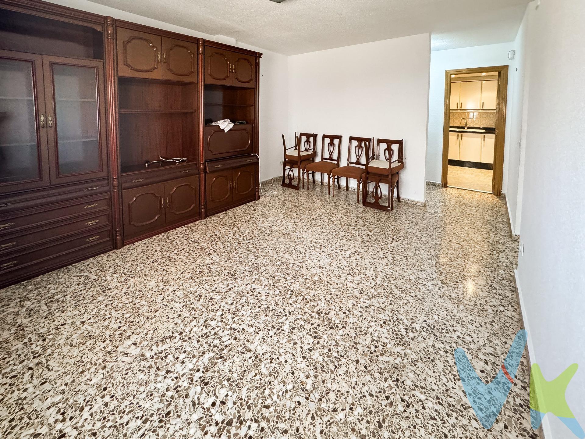 Imagina vivir en una encantadora vivienda en planta baja que combina comodidad y funcionalidad en cada rincón. Esta casa, ubicada en una de las zonas más tranquilas y demandadas de Utiel, ofrece todo lo que necesitas para disfrutar de un estilo de vida relajado y acogedor. Al ingresar, te recibirá un amplio y luminoso comedor, el corazón del hogar, donde podrás crear recuerdos inolvidables junto a tus seres queridos. La cocina, completamente independiente, es un espacio diseñado para los amantes de la cocina, brindando un ambiente privado y práctico, con acceso directo a una galería que aporta luz natural y sirve como un rincón perfecto para tus plantas o para un área de lavandería. La vivienda cuenta con tres dormitorios, todos ellos espaciosos y bien distribuidos, ideales para descansar, trabajar desde casa o para que los más pequeños de la familia tengan su propio espacio. El baño, de diseño funcional, está preparado para ofrecerte todo el confort que necesitas. Además, esta propiedad está lista para entrar a vivir, lo que significa que podrás mudarte sin preocuparte por reformas o mejoras. Todo está en perfecto estado, esperando a convertirse en tu nuevo hogar. Ubicación: Situada en el encantador barrio de la Constitución, en Utiel, esta vivienda te ofrece la tranquilidad de una zona residencial con la comodidad de tener todos los servicios y comercios a tu alcance. Disfruta de la vida en un entorno que combina lo mejor de la ciudad y la serenidad de un barrio bien establecido. ¡No dejes pasar esta oportunidad! Ven a conocer esta maravillosa vivienda y descubre el lugar donde comenzarás a escribir tu próxima historia. La descripción del presente inmueble e imágenes tienen mero carácter informativo y en ningún caso carácter contractual, pudiendo ser modificados por la inmobiliaria comercializadora sin que ello implique responsabilidad alguna frente a terceros. En el precio de venta a público, esta propiedad NO incluye los gastos de adquisición (Notario, registro, gestión, honorarios, etc…). 