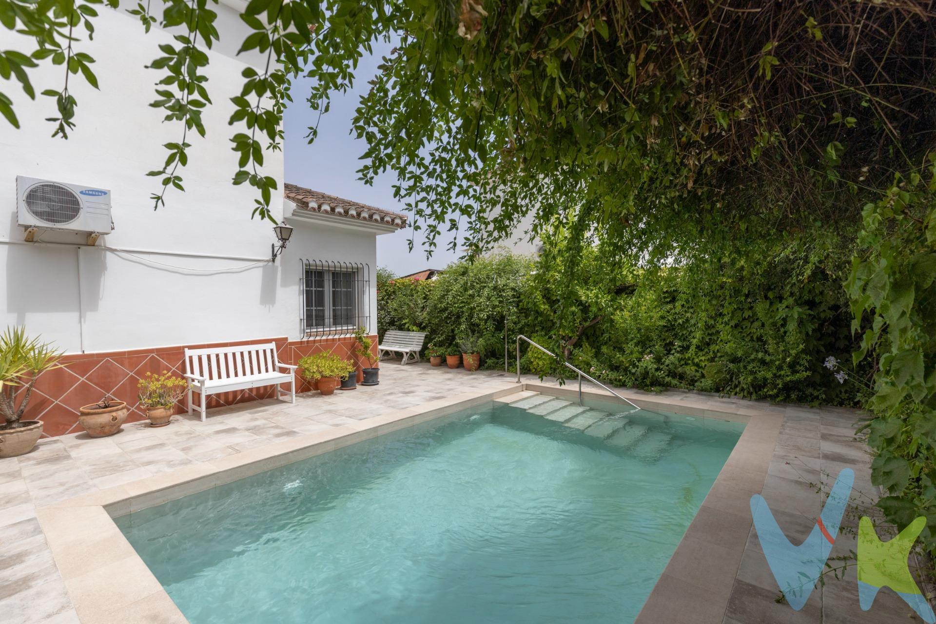 🏡 ¡Descubre el hogar que siempre has soñado en La Zubia! ✨. Te presentamos este magnífico chalet pareado, ubicado muy cerca del centro del pueblo, en una de las zonas más cotizadas de La Zubia, perfecto para quienes buscan amplitud, confort y tranquilidad, a solo unos minutos de Granada. 🌿. La vivienda se distribuye en dos cómodas plantas:. 🔹 Planta principal: un amplio salón con dos ambientes diferenciados, que combina una elegante zona de estar con una acogedora biblioteca. La cocina es independiente y muy funcional. Además, cuenta con un baño completo completamente reformado y una acogedora sala con chimenea, un espacio polivalente ideal como zona de ocio, despacho o incluso dormitorio. 🔹 Planta superior: destinada al descanso, ofrece tres amplios dormitorios 🛏️ y dos baños (uno de ellos reformado y en suite), con unas preciosas vistas a Granada que llenan la vivienda de luz y encanto. 🌄. 🌳 En el exterior disfrutarás de un cuidado jardín delantero y de una fantástica piscina privada con pérgola, el lugar perfecto para relajarte o compartir inolvidables momentos con familiares y amigos. ✅ La vivienda se encuentra en excelente estado de conservación y dispone de:. Ventanas de PVC con doble acristalamiento. Calefacción mediante radiadores eléctricos. Cochera a ras de calle, cómoda y de fácil acceso. 🚗. Espacio, comodidad y calidad de vida se unen en esta fantástica vivienda, lista para entrar a vivir y disfrutar desde el primer día. 📞 ¡No dejes escapar esta oportunidad y ven a visitarla!. Ref. N384. * El PVP indicado no incluye impuestos, gastos de Escritura ni honorarios de agencia. * Las superficies expresadas en esta página tienen carácter descriptivo y son aproximadas. * Los precios pueden ser susceptibles de modificación sin previo aviso. * Muebles NO incluidos en el precio.