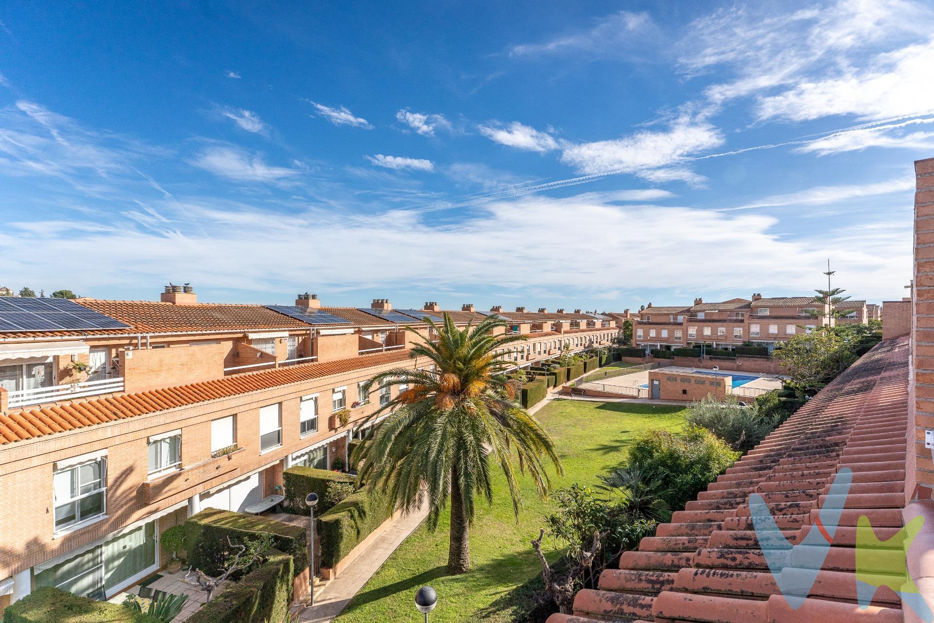 Basta con echar un vistazo a las fotos de esta casa para intuir un escenario de muchos momentos de felicidad. Ubicada en la Urbanitzacion de Llevant en Tarragona, se encuentra esta maravillosa casa adosada que combina a la perfección espacio, comodidad y estilo. Con una superficie de 265 metros cuadrados, esta propiedad, en impecable estado, está lista para convertirse en tu nuevo hogar. Al entrar, descubrirás el corazón del hogar: una cocina amplia y bien equipada que invita a explorar tus habilidades culinarias, junto a un comedor espacioso desde el cual se puede salir a un jardín privado. Este jardín, ideal para relajarse al aire libre, tiene suficiente espacio para colocar una mesa con sillas y disfrutar de agradables comidas en familia. Además, desde aquí se tiene acceso directo a la zona comunitaria, que incluye una gran piscina, proporcionando un lugar ideal para el ocio y la relajación. Subiendo, a primera planta acoge cuatro amplias y luminosas habitaciones, equipadas con armarios empotrados para maximizar el espacio de almacenamiento, junto con dos baños completos, diseñados para proporcionar el máximo confort y privacidad. En la planta superior, una buhardilla, lavanderia y salida a dos terrazas con grandes vistas. Este espacio versátil puede ser utilizado como un estudio, una sala de juegos o un dormitorio adicional, ofreciendo infinitas posibilidades para adaptarse a tus necesidades. Un garaje situado en la planta sótano que ofrece amplio espacio para tus vehículos y gran traster para almacenamiento. Con acabados de alta calidad, carpintería interior de madera, suelos de mármol y carpintería exterior de aluminio con doble acristalamiento Climalit, cada detalle ha sido cuidadosamente pensado para ofrecer una calidad de vida excepcional. La orientación este-oeste garantiza una excelente iluminación natural durante todo el día. Entre sus muchas comodidades, esta casa incluye armarios empotrados, baño en suite en la habitación principal, calefacción a gas ciudad y una puerta blindada para tu seguridad. La amplia terraza y el trastero proporcionan espacio adicional para almacenamiento. La ubicación es inmejorable, con fácil acceso a autobuses, centros médicos, colegios, hospitales y parques. Las vistas despejadas y las zonas infantiles en los alrededores hacen de este lugar un entorno ideal para familias. El parking incluido asegura que siempre tendrás un lugar seguro para tus vehículos. No pierdas la oportunidad de visitar esta magnífica casa adosada en Urbanitzacions de Llevant, Tarragona, donde cada rincón ha sido diseñado para ofrecerte una vida de confort y elegancia. 