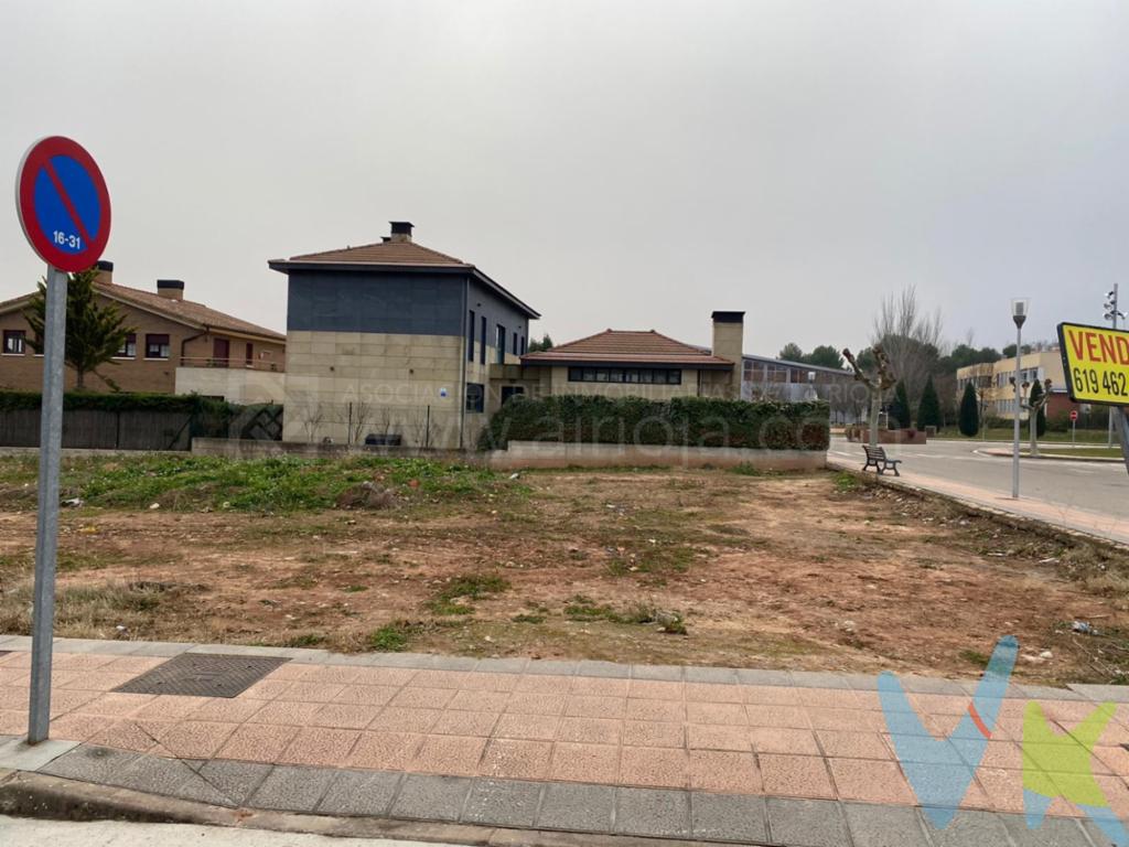 Oportunidad de inversión con posibilidad de hacer una vivienda unifamiliar o dos pareados. Con una superficie gráfica de 575 m2. Cerca de Logroño, a 10,27 km en coche.