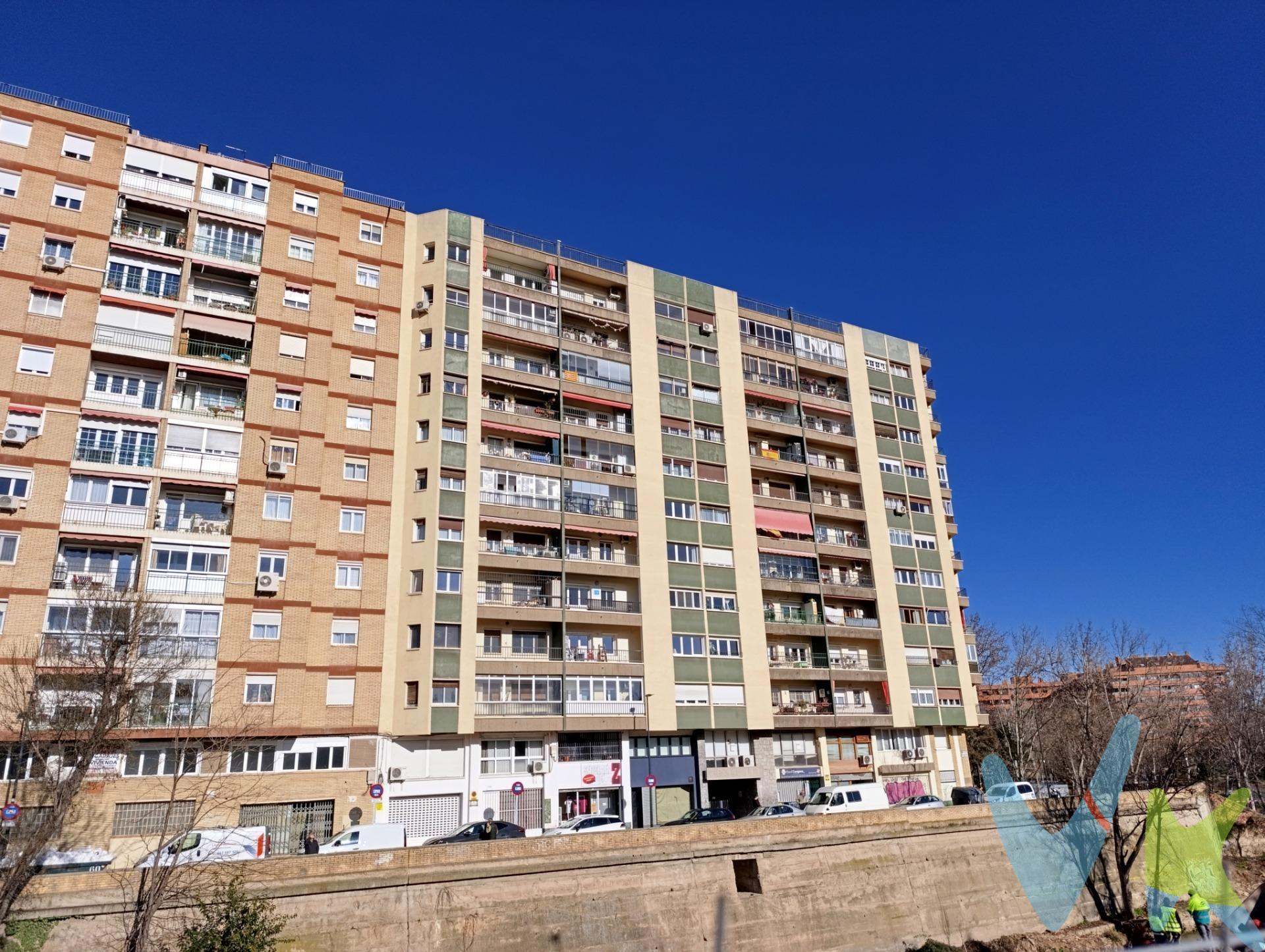 CALLE AZNAR MOLINA. ¡Oportunidad única para inversores! Este encantador piso de 65 m² construidos es ideal para inversionistas que buscan una propiedad con un contrato de alquiler vigente desde mayo de 2023, generando una renta mensual de 500€. La vivienda cuenta con dos acogedores dormitorios, un salón luminoso, despensa, cocina funcional y un baño completo. . La calefacción central y el agua caliente sanitaria se gestionan con contadores individuales, lo que permite un control eficiente del consumo. . Situado en una finca con ascensor y en buen estado. No dejes pasar la oportunidad de invertir en este inmueble con gran potencial. El precio indicado no incluye impuestos, gastos de notaría, registro y honorarios de intermediación. Anuncio no vinculante, puede contener errores.