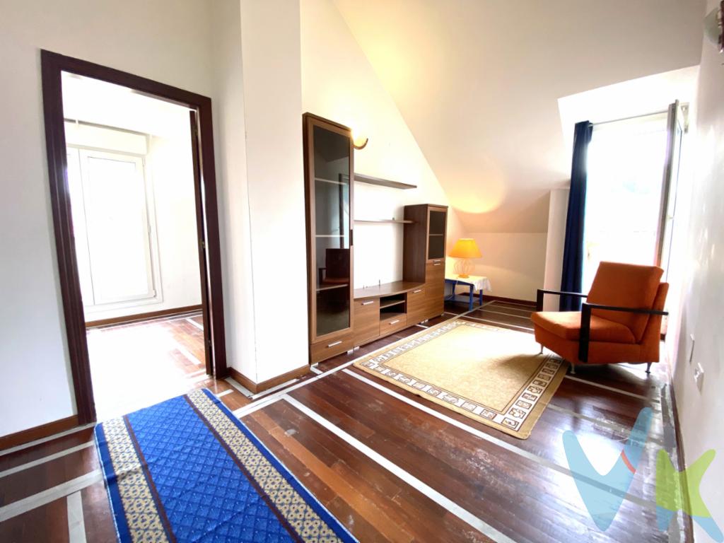 En Cartes, más concretamente en Santiago, se presenta esta fantástica oportunidad de adquirir una vivienda en una zona tranquila y bien comunicada, ideal tanto como residencia habitual como inversión.Se trata de un luminoso y coqueto piso con orientación suroeste y que cuenta con tres bonitas terrazas que harán las delicias de toda la familia.Su distribución es muy funcional, ofreciendo dos acogedoras habitaciones, salón, cocina y un baño completo. Uno de sus grandes atractivos son sus tres pequeñas terrazas con orientación sur-oeste, que garantizan una excelente entrada de luz natural durante gran parte del día y permiten disfrutar de agradables momentos al aire libre.La vivienda dispone de calefacción individual de gas, asegurando confort y eficiencia energética durante todo el año. El edificio está equipado con ascensor, lo que facilita el acceso y aporta un valor añadido en términos de comodidad y accesibilidad.Como complemento, el inmueble incluye un trastero de aproximadamente 5 m², perfecto para almacenamiento adicional.Su ubicación es inmejorable, con todos los servicios al alcance (supermercados, centros educativos, transporte, zonas de ocio, etc.), además de contar con rápido acceso a la autovía, situándose a tan solo 5 minutos de Torrelavega y a 15 minutos de las playas de Suances, lo que permite disfrutar tanto del entorno urbano como de la costa.Una vivienda luminosa, bien comunicada y lista para convertirse en tu próximo hogar.Gastos e Impuestos no incluidos en el precio. Compra sujeta a ITP. El comprador se hará cargo de los costes de la escritura e inscripción en el Registro de la Propiedad.Más información en www.activanorte.com