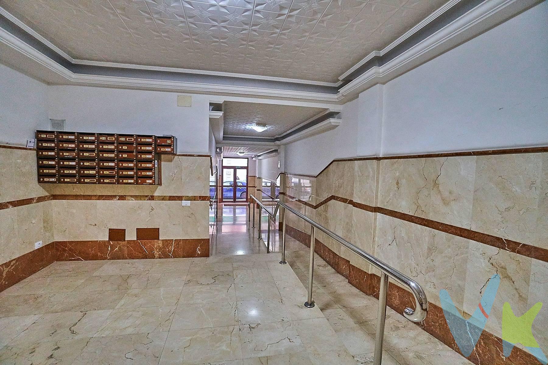 El piso se encuentra alquilado con compromiso de finalización en el mes de mayo del 2026, en el que quedará disponible para disfrutarlo como vivienda habitual o ponerlo en explotación. Descubre este acogedor y luminoso ático situado en una de las zonas más demandadas de Las Palmas: Guanarteme, a tan solo 200 metros de la Playa de Las Canteras y rodeado de todos los servicios (supermercados, transporte público, colegios, zonas de ocio y restauración). Ubicado en la última planta de un edificio moderno (año 2003), este piso te ofrece la tranquilidad de no tener vecinos encima y disfrutar de una vivienda silenciosa y luminosa. Aunque es interior, cuenta con dos amplios patios que llenan de luz natural todas las estancias, mucho más tranquilo que un piso que de a la calle. Dispone de:. - Cocina americana integrada en un amplio salón-comedor. - 2 habitaciones confortables. - 1 baño completo. - 1 Plaza de garaje amplia opcional por una cantidad extra a sumar. -  Edificio con ascensor y accesibilidad. La comunidad es muy tranquila y está perfectamente mantenida, ideal tanto como vivienda habitual, inversión o segunda residencia junto al mar. No dejes pasar la oportunidad de vivir o invertir en una de las zonas más cotizadas de Las Palmas, con la playa a un paso y todas las comodidades a tu alrededor. Los gastos de impuestos, registro, notaría y cualquier otro derivados de la compraventa no están incluidos en el precio de venta. . 