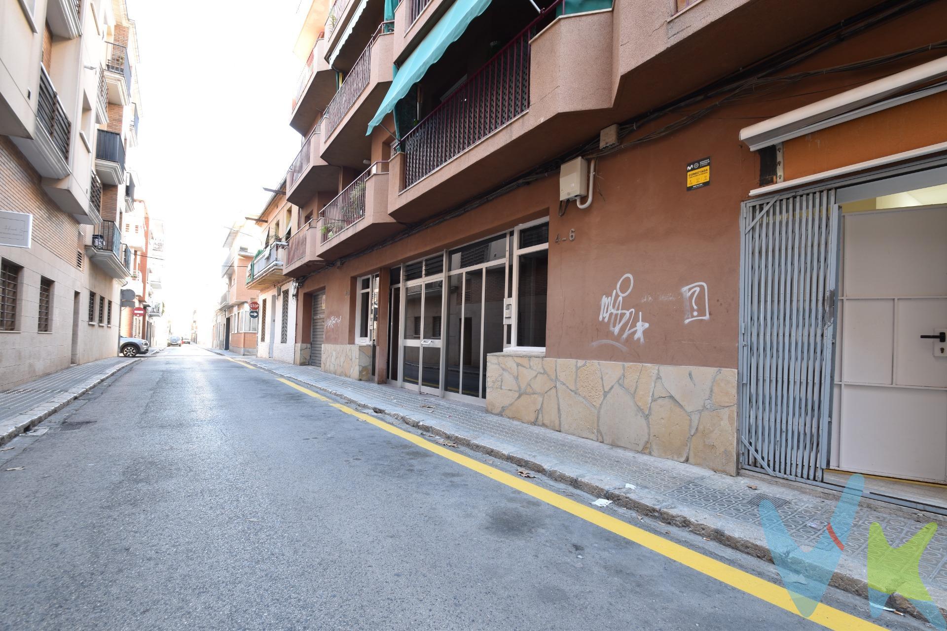 Gran local en venta, formado por dos locales registrales, con un metraje total de 185m² útiles. Situado en la planta baja de un edificio de viviendas, con puerta directa a la calle y con segunda puerta a la comunidad, con bicación al lado de la Rambla de la Pau de Vilanova. Tiene instalaciones hechas, con los suministros de agua y luz preparados. Su fachada mide casi 3m, con puerta a la calle de 1,20m, puerta interior de aluminio y persiana metálica corredera con cierres plegables de tijera. El precio no incluye impuestos (ITP, IVA y AJD), ni los gastos de notario ni los de registro.
