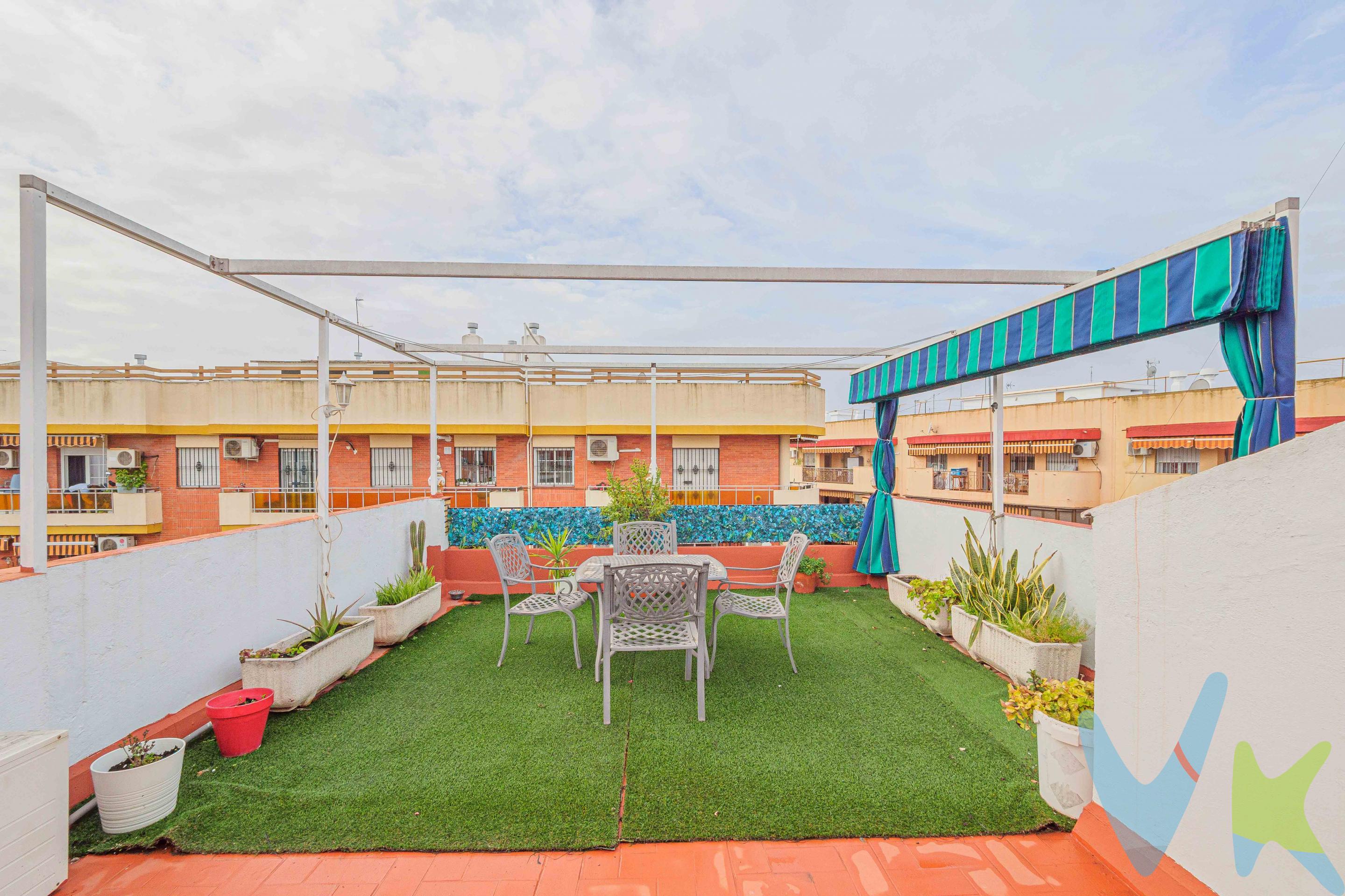 PRECIO DE VENTA: [490.000 + GASTOS] €. ¡CASA DE 4 PLANTAS CON GARAJE DOBLE Y PEDAZO DE AZOTEA-TERRAZA EN MACARENA - PARLAMENTO!. ¡Oportunidad única en una de las zonas más demandadas de Sevilla!. Espectacular casa de 4 plantas, muy amplia, luminosa y lista para entrar a vivir, a un paso del Parlamento, Hospital Macarena y centro. Distribución:. - Planta baja: Garaje GRANDE para 2 coches + habitación / cuarto multiusos ideal como despacho o trastero. - Planta primera: Amplio salón-comedor, cocina equipada independiente, lavadero y cuarto de baño. - Planta segunda: 3 dormitorios dobles + cuarto de baño completo. - Última planta: ¡La joya de la casa! Increíble azotea-terraza privada, perfecta para barbacoas, solarium y disfrutar de Sevilla todo el año. Casa muy versátil y con muchísimo espacio, ideal para familia grande que busca garaje doble y una azotea donde hacer vida sin salir de casa. Ubicación inmejorable: En Macarena - Parlamento, con todos los servicios a mano: supermercados, colegios, hospitales, parques y parada de bus a 1 minuto. Muy bien comunicada con centro y ronda. En cumplimiento de las obligaciones de información previstas en la Ley 10/2025, de 28 de diciembre, de servicios de atención a la clientela y transparencia, así como en la normativa sectorial vigente, se hace constar que el precio indicado no incluye los gastos e impuestos inherentes a la adquisición, los cuales se desglosan a continuación:. •	Impuesto sobre Transmisiones Patrimoniales (ITP): Se aplicará el tipo impositivo vigente en la Comunidad Autónoma de Andalucía, generalmente el 7% (34.300€), sin perjuicio de tipos reducidos del 3,5%, 1,2% o 1% aplicables según las circunstancias personales del comprador o las características del inmueble). El impuesto se devenga sobre el Valor de Referencia de Catastro o el precio de venta, aquel que resulte superior. •	Gastos de Notaría: Los honorarios notariales se calcularán conforme al arancel oficial regulado en el Anexo I, del Real Decreto 1426/1989, de 17 de noviembre, por el que se aprueba el arancel Notarial. •	Gastos de Registro: La inscripción en el Registro de la Propiedad se facturará según el arancel oficial establecido en el ANEXO I, del Real Decreto 1427/1989, de 17 de noviembre, por el que se aprueba el arancel Notarial. •	Gastos de Gestión (Gestoría): Los honorarios por la tramitación administrativa, liquidación de impuestos e inscripción registral ascienden aproximadamente a [545] € (IVA incluido). •	Honorarios Agencia del Vendedor: incluidos en el PVP. •	Honorarios Agencia del comprador: La agencia prestará los servicios de información, asesoramiento y acompañamiento previstos en el Encargo de Servicios y en el D.I.A. Si solicita servicios adicionales o personalizados, sus honorarios serán informados previamente, de forma individualizada y por escrito, conforme a la libertad de pactos y a la normativa vigente. NO VINCULADOS AL PRECIO DE COMPRA. Para una información exhaustiva sobre el funcionamiento, tipos impositivos y bonificaciones del ITP en Andalucía, puede consultar el portal oficial de la Agencia Tributaria de la Junta de Andalucía en el siguiente enlace:. https://www.juntadeandalucia.es/organismos/economiahaciendayfondoseuropeos/areas/tributos-juego/tributos/paginas/impuestos-cedidos-transmisiones.html; . Documento D. I. A. a disposición del consumidor según Decreto 218/2005 Junta de. Andalucía. 