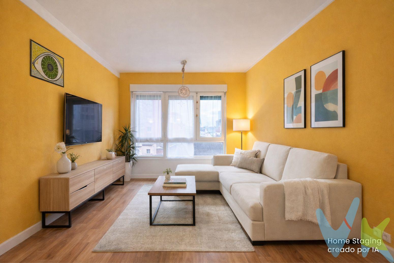 Venta de Vivienda en La Arena, a un paso de la Playa de San LorenzoPonemos a la venta esta vivienda situada en la calle Emilio Tuya nº 41, planta sexta, exterior, soleada y luminosa, en pleno barrio de La Arena, una de las zonas más demandadas y con mayor calidad de vida de Gijón.Su ubicación es excepcional: a menos de tres minutos caminando de la Playa de San Lorenzo, muy próxima al Parque de Isabel la Católica y a escasa distancia del centro de la ciudad, combinando a la perfección tranquilidad, servicios y cercanía al mar.La vivienda se distribuye en salón-comedor, cocina, tres dormitorios y un baño. Cuenta con las ventanas renovadas y tanto el agua caliente como la calefacción funcionan mediante energía eléctrica.El barrio de La Arena destaca por su carácter dinámico y lleno de vida, con todo tipo de comercios, cafeterías, restaurantes, colegios y servicios, lo que lo convierte en una zona cómoda y funcional para el día a día.La Comunidad de Propietarios, a través de su Administrador, está gestionando subvenciones y ayudas para la renovación de la envolvente del edificio, siendo dichas obras a cargo de la parte adquiriente, lo que supondrá una mejora notable en eficiencia y confort.Una vivienda ideal como residencia habitual, segunda residencia o inversión, ubicada en una de las zonas con mayor proyección y calidad de vida de la ciudad.El precio de venta publicitado (PVP) no incluye los honorarios de la agencia inmobiliaria a cargo del comprador, ni el Impuesto de Transmisiones Patrimoniales (ITP), ni los gastos derivados de la compraventa como notaría, registro de la propiedad u otros.