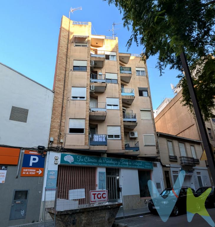 ¡OPORTUNIDAD PARA INVERSORES! En Moralets, junto Avenida al Vedat. 3 habitaciones     Te presentamos una vivienda con situación a regularizar, ideal para inversores.    SITUACIÓN DEL INMUEBLE  La vivienda está ocupada por terceros y no es posible realizar visitas.  No apta para compradores que requieran financiación hipotecaria.    CARACTERÍSTICAS  La vivienda tiene una superficie aproximada de 80 m² y dispone de 3 habitaciones, 1 baño y un pequeño balcón. Se encuentra en una segunda planta sin ascensor.    UBICACIÓN Y ENTORNO  Ubicada en una zona consolidada de Torrent y muy cotizada, la calle Moralets y plaza Corts Valencianes, calle tranquila, paralela a la Avenida al Vedat, centro neurálgico de Torrent, en la misma manzana del Ayuntamiento, junto a una zona verde. Justo enfrente encuentras el colegio La Purísima, supermercados, bancos, centros de salud, comercios y todos  los servicios necesarios para el día a día. Además, la estación de metro de Torrent y Torrent Avinguda con las líneas 1, 2 y 7, están a un paso andando, con conexión directa al centro de Valencia.    Si tienes que vender antes tu vivienda, llámanos y te asesoramos cómo hacerlo para además tener los mínimos gastos posibles y todas las garantías. Agencia Registrada con el nº00516 en el Registro Obligatorio de Agentes Inmobiliarios de la Comunidad Valenciana. Por mandato expreso del propietario, COMERCIALIZAMOS ESTE INMUEBLE EN EXCLUSIVA COMPARTIDA, lo que le garantiza el acceso a toda la información, a un servicio de calidad, un trato fácil, sencillo y sin interferencias de terceros. Por este motivo, se ruega NO MOLESTAR AL PROPIETARIO, a los ocupantes de la propiedad o a los vecinos. Muchas gracias por su comprensión. La oferta está sujeta a cambios de precio o retirada del mercado sin previo aviso. Este anuncio en su conjunto, incluyendo textos, fotos, imágenes o cualquier otro contenido de este, no es vinculante dado que la información es ofrecida por terceros y puede contener errores.    Se muestra a título informativo y no contractual. El precio del inmueble no incluye los honorarios de la agencia que ascienden a 4% + IVA (con un minimo de 4000 + IVA) del precio final del inmueble, ni los gastos de notaría y registro de la propiedad (que están sujetos a aranceles y varían dependiendo del precio de escrituración), ni los impuestos (que en la Comunitat Valenciana varían dependiendo del precio del inmueble y de las características personales del comprador).