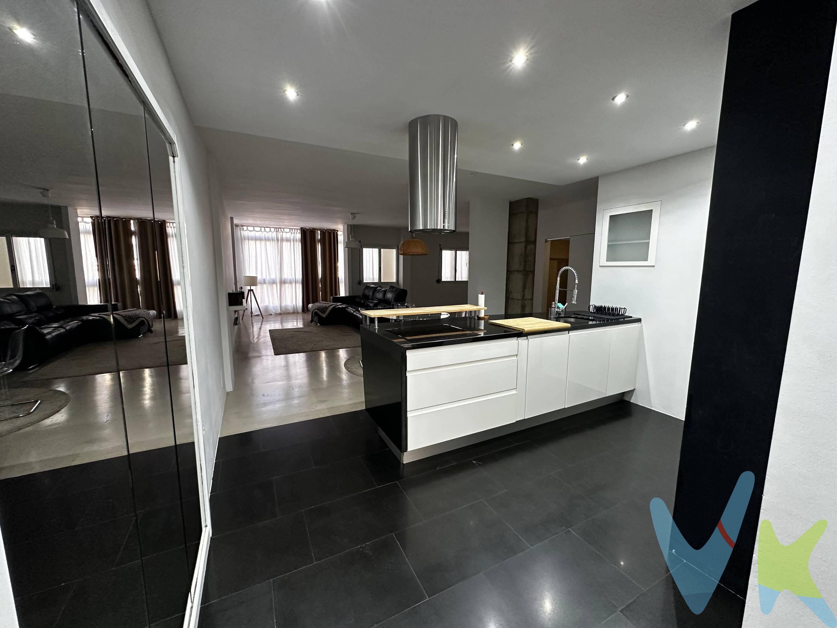 Descubre este magnífico piso reformado en la zona de Avenida Islas Canarias, ubicado en Santa Cruz de Tenerife. Con una superficie construida de 93 m² y útil de 84 m², esta propiedad se destaca por su diseño moderno y luminoso gracias a que es completamente exterior. El inmueble cuenta con una habitación doble, además dispone de un baño completo perfectamente equipado. Plaza de garaje con punto de recarga para vehículos electricos de la propia vivienda. La ubicación privilegiada frente a la parada del tranvía, ofrece fácil acceso a servicios locales como tiendas y restaurantes. Perfecto tanto si buscas tu nuevo hogar o deseas invertir en propiedades inmobiliarias rentables; este atractivo piso representa una opción excepcional al precio competitivo de 310.000 euros.