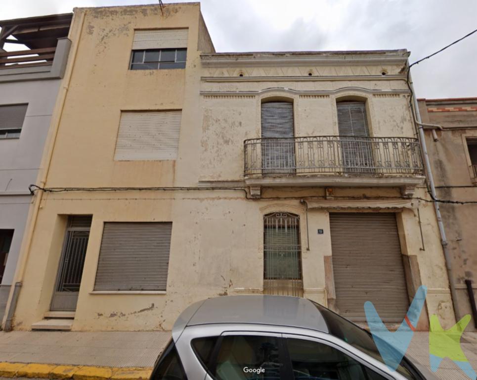 Si buscas una casa con amplios espacios o una oportunidad de inversión, esta propiedad en Moncófar es perfecta para ti. Con 450 m² construidos sobre una parcela de 229 m², ofrece múltiples opciones de reforma: desde una gran vivienda unifamiliar hasta varios pisos independientes para vender o alquilar.Espacio y versatilidad para múltiples proyectosLa casa, que antiguamente fue una tienda, cuenta con dos plantas prácticamente diáfanas, lo que facilita su redistribución según las necesidades del comprador. Gracias a su gran tamaño y estructura, puedes diseñar desde una espaciosa residencia hasta un proyecto inmobiliario con varias viviendas.Ubicación céntrica con gran potencialSituada en una zona bien conectada dentro de Moncófar, la propiedad está cerca de servicios esenciales y ofrece una excelente oportunidad tanto para uso residencial como para inversión. Su amplitud y distribución la hacen perfecta para reformar y revender o alquilar con buena rentabilidad.Para rehabilitar a tu gustoLa propiedad necesita una reforma integral, permitiendo adaptar el espacio a un diseño moderno y funcional. Actualmente, el interior está ocupado con objetos que serán retirados al concretar la venta. No se muestran fotos del interior, pero está disponible para visitas.Si buscas una vivienda con muchos metros o una oportunidad para invertir y rentabilizar, esta propiedad tiene todo el potencial que necesitas. Contacta con nosotros para más información o para agendar una visita. 