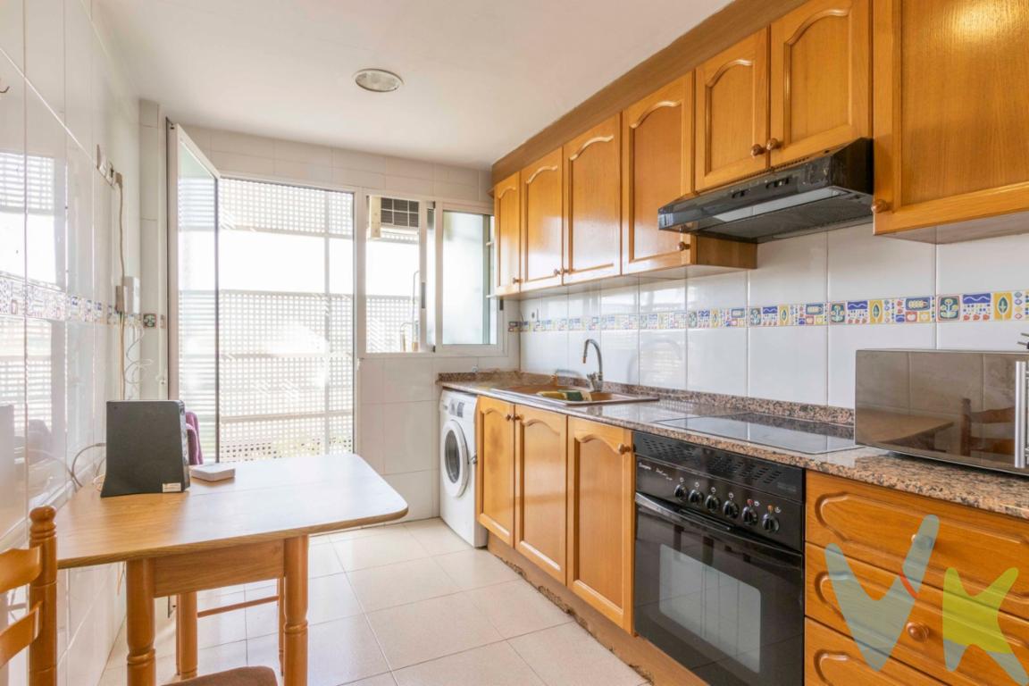 Este piso se sitúa en una zona muy cómoda de La Pobla de Farnals, justo frente al Mercadona, una ubicación ideal para quienes buscan tener todos los servicios a mano: supermercado, farmacia, transporte público, colegios y otros comercios de proximidad. Además, cuenta con excelente acceso a la V-21, lo que permite llegar rápidamente tanto al centro de Valencia como a las playas cercanas.Distribución funcional y cómodaLa vivienda ofrece una distribución práctica, pensada para aprovechar cada espacio. Dispone de tres habitaciones, siendo el dormitorio principal con baño en suite. Un segundo baño completo da servicio al resto de la casa.El salón-comedor, amplio y luminoso, proporciona un espacio ideal para el día a día o para disfrutar en familia. La cocina, completamente equipada, cuenta con galería independiente, perfecta como zona de lavandería o almacenaje adicional.Lista para entrar a vivirEl piso se encuentra en buen estado de conservación, por lo que está listo para entrar a vivir sin necesidad de reformas. Su ubicación y características lo convierten en una opción atractiva tanto como vivienda habitual como para inversión.Garaje y trastero incluidosEn el precio se incluye una plaza de garaje en el mismo edificio, con acceso directo desde el ascensor, así como un trastero de buena capacidad, ideal para guardar enseres o material de temporada.Una oportunidad práctica y completaEste piso reúne comodidad, buena ubicación y funcionalidad, tres aspectos clave para disfrutar del día a día con todo al alcance.📞 ¿Te gustaría conocerlo? Contacta con nosotros y agenda tu visita. Estaremos encantados de enseñártelo y resolver todas tus dudas.El precio no incluye lo siguiente: Honorarios de la agencia inmobiliaria, impuestos (IVA, ITP) y otros gastos de la Compraventa (notaria, gestoría y registro).