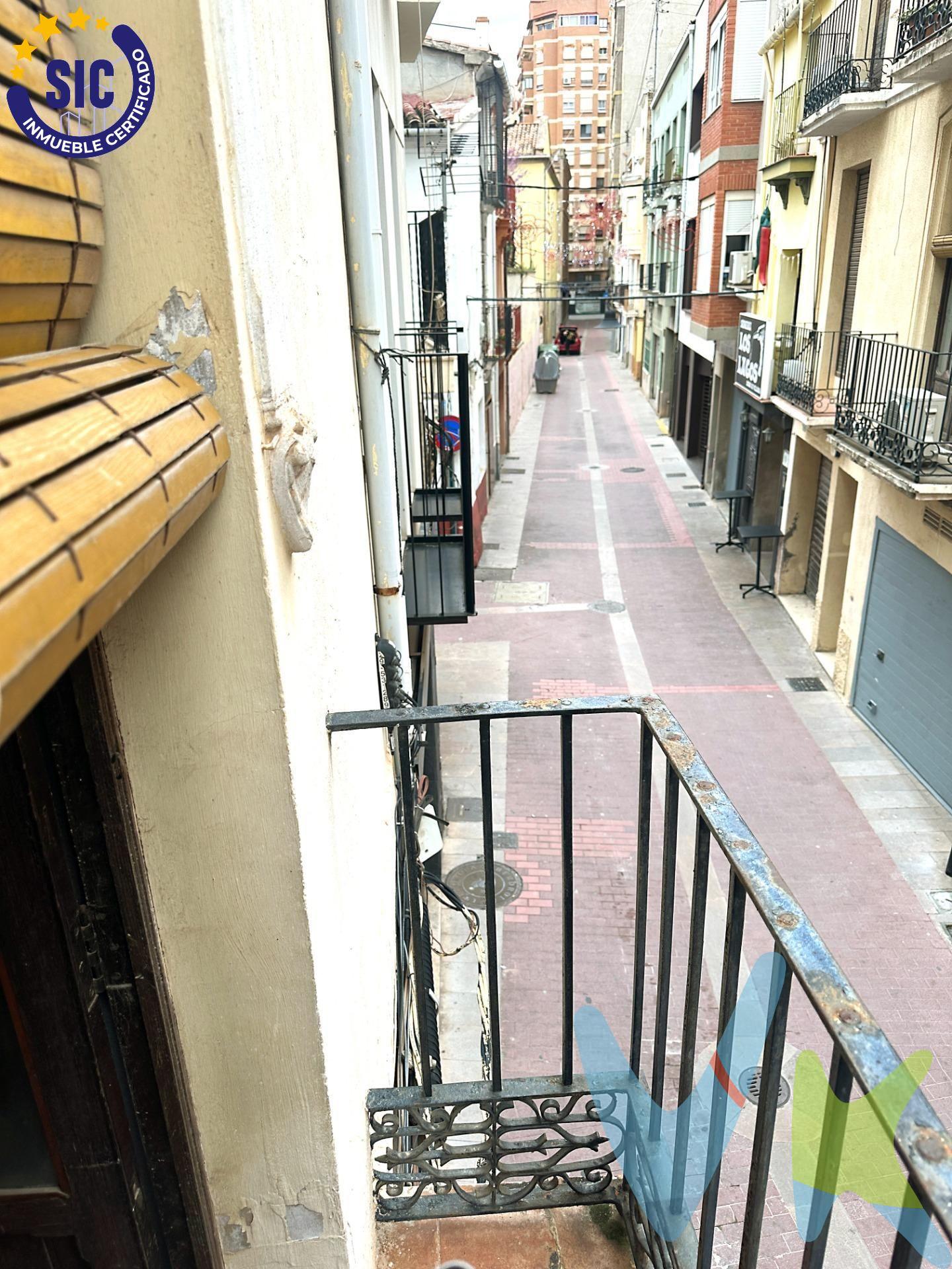 ¡Oportunidad en pleno centro de Castellón. Esta encantadora casa de dos plantas, ideal para reformar a tu gusto, te ofrece la posibilidad de crear el hogar que siempre has soñado, en una ubicación privilegiada. En la planta baja encontrarás un acogedor vestíbulo, un comedor independiente, cocina y un aseo. Subiendo a la primera planta, dispone de dos amplias habitaciones dobles, una de ellas con balcón a la calle, y un baño completo. Y como broche final, disfruta de una terraza privada donde relajarte o compartir momentos al aire libre. Características principales:. Casa de dos plantas. 2 habitaciones dobles. 1 baños completo Y 1 aseo. Terraza soleada. Excelente ubicación céntrica. Metros útiles aproximados. 80 m2. Esta propiedad se ofrece en exclusiva, lo que garantiza un trato personalizado y toda la información necesaria. ¡No pierdas la oportunidad de visitarla y convertirla en tu nuevo hogar!. (Por respeto a la propiedad, rogamos no molestar al propietario ni a los vecinos. Muchas gracias por su comprensión.). 