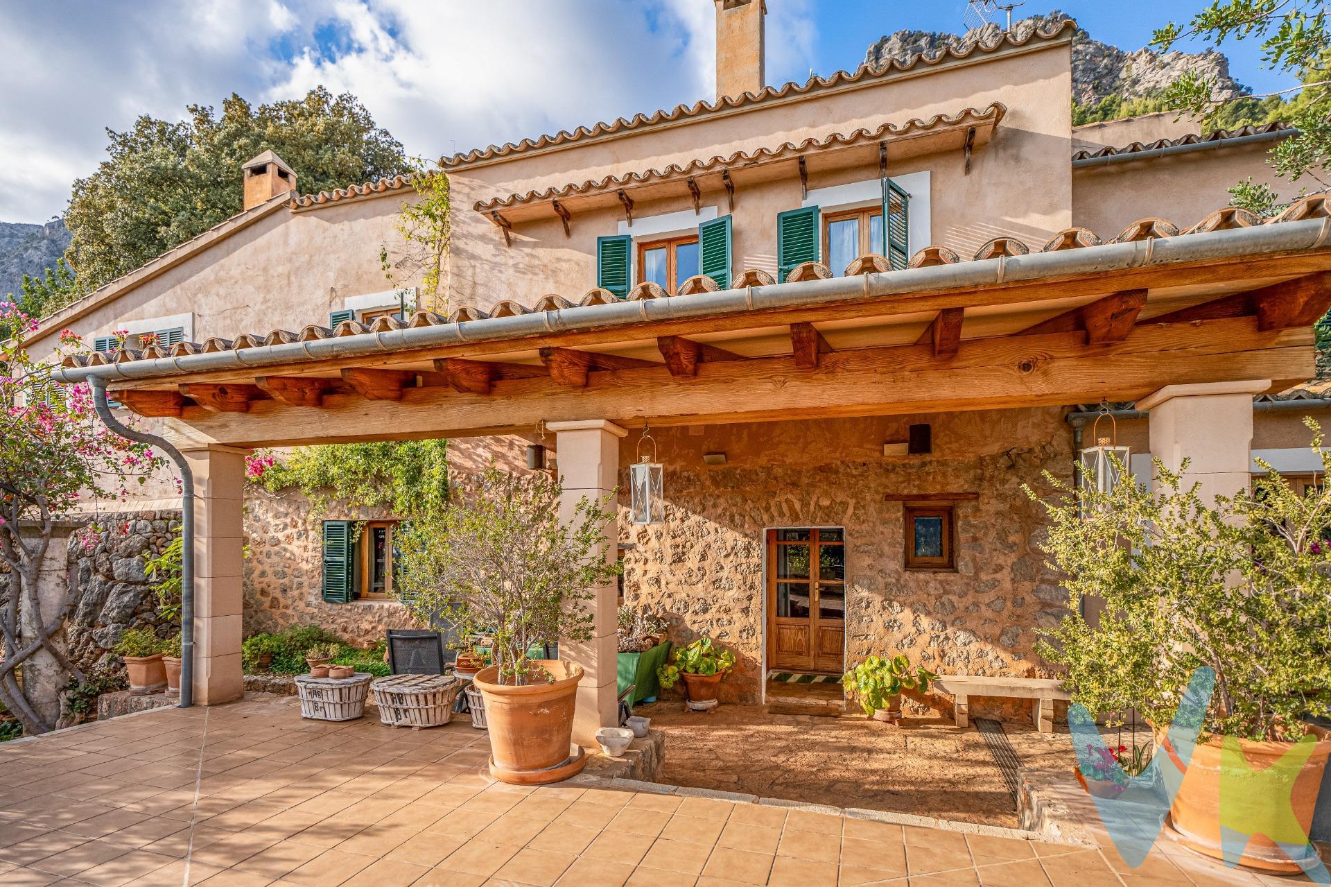¿Sueñas con una vida en Mallorca, rodeado de naturaleza y con todas las comodidades para tu familia?. Esta casa te ofrece autenticidad mallorquina y un entorno único en plena Sierra de Tramuntana, declarada Patrimonio de la Humanidad por la UNESCO. Características principales:. Estilo tradicional mallorquín, con acabados auténticos y todo el encanto local. 284 m² construidos, con 4 dormitorios y 3 baños: espacio ideal para familias o para recibir invitados. Una gran parcela de 25.743 m², perfecta para disfrutar de privacidad, tranquilidad y naturaleza. Varias terrazas y porches con vistas impresionantes a la Tramuntana, al pueblo de Bunyola y hasta Palma. Entorno mediterráneo: árboles frutales, chimenea para el invierno y zonas exteriores para disfrutar todo el año. Ideal si buscas:. Un estilo de vida mediterráneo, en contacto con la naturaleza y la cultura local. Un lugar seguro y amplio para tu familia, con espacio para que los niños crezcan en libertad. Una segunda residencia en Mallorca donde combinar tradición, relax y calidad de vida. Vive la experiencia mallorquina:. Recorre la Tramuntana a pie o en bicicleta. Cosecha tu propia fruta en el jardín. Disfruta de cenas al aire libre con vistas al valle y la bahía de Palma. Planta olivos o naranjos en tu propia finca. Ven a descubrirla. Esta casa puede ser tu nuevo hogar en Mallorca: tradición, naturaleza y estilo de vida mediterráneo en un mismo lugar. Contáctanos y organizaremos una visita privada adaptada a tu disponibilidad. Inmobiliaria inscrita en el Registre Oficial d’Agents Immobiliaris de les Illes Balears NÚMERO DE REGISTRO: GOIBE747077/2024