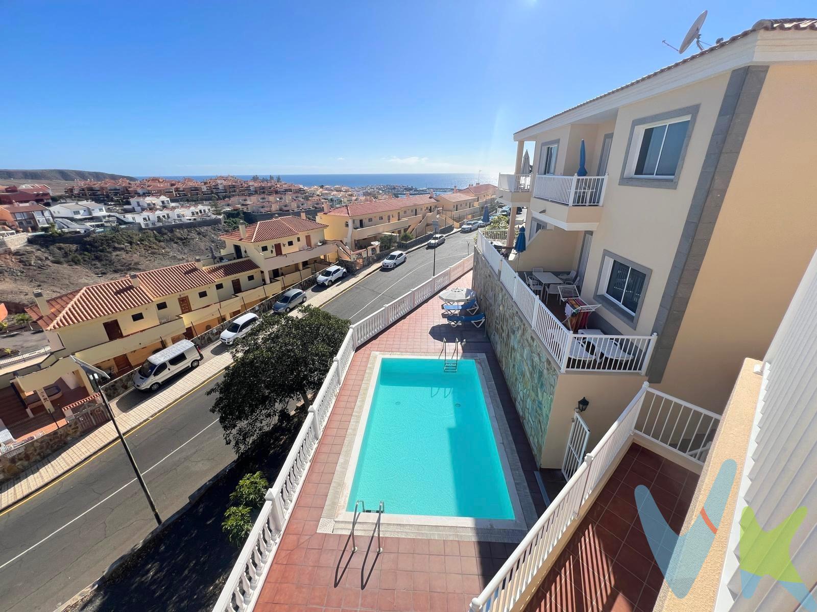¿Buscas el refugio perfecto donde el sol y el mar sean tus únicos vecinos?. Ubicado en un exclusivo y tranquilo complejo de pocos vecinos, este apartamento en planta alta combina privacidad, confort y  vistas de la costa sur de Gran Canaria. Es la oportunidad ideal tanto para quienes buscan un hogar de descanso como para una inversión inteligente en una de las zonas más demandadas por su clima inmejorable. ✨ Lo que hace única a esta propiedad:.  * Vistas Panorámicas: El corazón de la casa es su magnífica terraza soleada. Desde aquí, disfrutarás de espectaculares atardeceres sobre el océano y el pintoresco pueblo de Arguineguín.  * Diseño Funcional y Luminoso: Amplio salón con cocina americana totalmente equipada, creando un espacio abierto y moderno para compartir momentos.  * Descanso con Vistas: Cuenta con dos dormitorios (uno doble y uno sencillo). El dormitorio principal dispone de un gran armario empotrado y un ventanal que te permite despertar viendo el azul del mar.  * Zonas Comunes Premium: El complejo ofrece un entorno seguro con acceso privado, amplias zonas comunes impecablemente cuidadas y una piscina comunitaria climatizada, perfecta para disfrutar durante todo el año. 📍 Ubicación y Entorno. Situado en una zona que destaca por su paz absoluta y silencio, garantizando el descanso que te mereces. Su fácil acceso y la calidad del mantenimiento del edificio lo convierten en una joya lista para entrar a vivir. Precio de la comunidad asciende a 101,46€/mes. . *Visitas a la propiedad*: Todos los interesados en ver la propiedad deberán presentar un documento de identificación válido, como DNI, NIE o pasaporte, antes de la visita. Además, se requerirá que firmen una hoja de visita al ingresar a la propiedad. INFORMACION ADICIONAL:. - El uso de la propiedad estará siempre sujeto a la legislación vigente. - Información legal: El Precio de Venta al Público (PVP) no incluye impuestos ni gastos de escritura, que legalmente corresponden al comprador y se estiman entre un 8% y 10% adicional. Estos costes comprenden el ITP (6,5% general, sujeto a excepciones) en viviendas de segunda mano, o IGIC (7%) y AJD (1%) en obra nueva, además de aranceles de Notaría y Registro (aprox. 0,3% - 0,8%) y gestión documental. La base imponible se calculará sobre el mayor valor entre el precio de venta, la tasación o el valor de referencia catastral. Los gastos derivados de la financiación (tasación y gastos bancarios) corren a cargo del comprador según su elección, mientras que los honorarios de intermediación inmobiliaria están incluidos en el precio y son asumidos por el vendedor. Operación sujeta a aceptación expresa del vendedor e información legal completa a disposición del consumidor. - La información sobre la propiedad está sujeta a posibles errores y cambios involuntarios. 