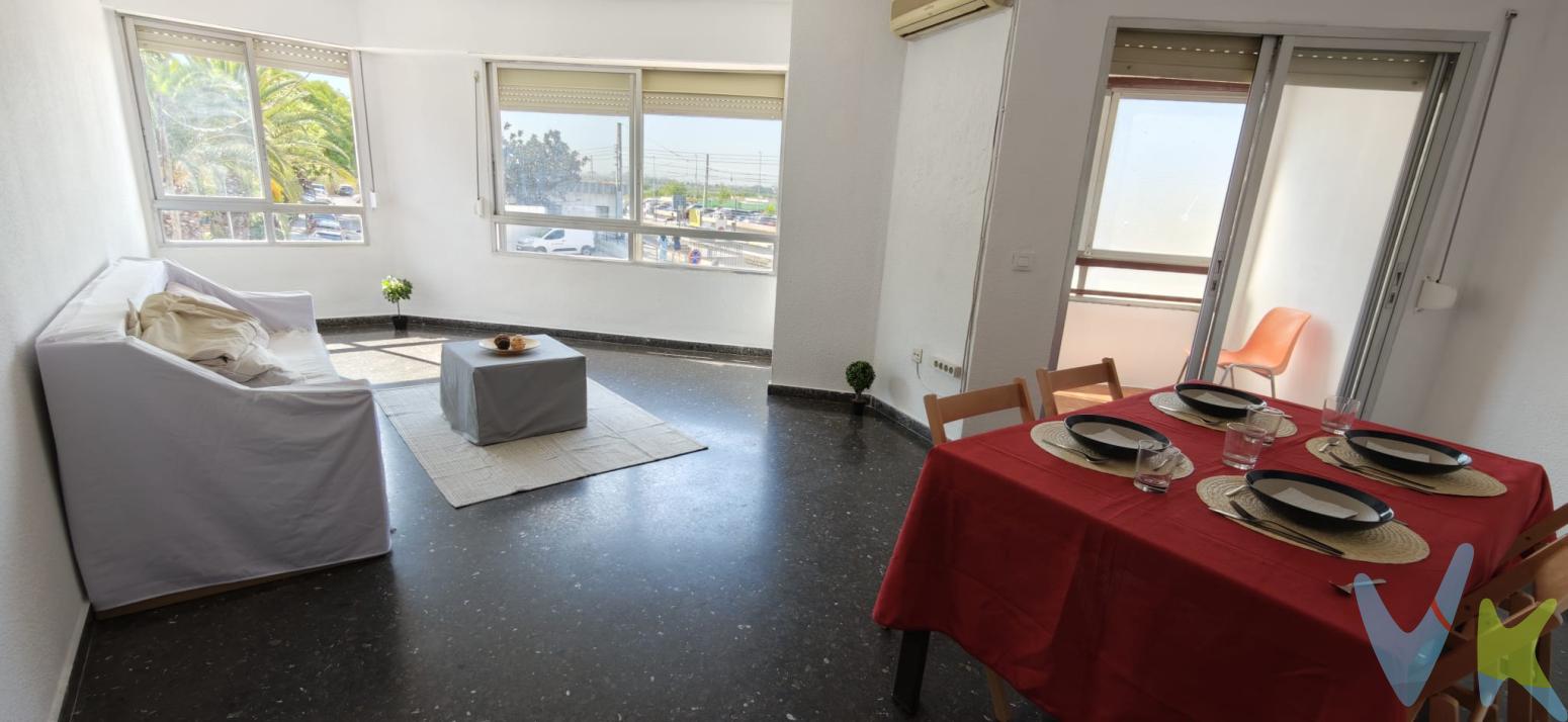  PRIMER GRUPO VIVIENDIA ofrece un magnífico piso en venta, situado en el Centro Ciudad de Paterna.VIVIENDA DE 4 HABITACIONES Y 2 BAÑOS Con un total de 122 metros cuadrados construidos y útiles, cada rincón de este espacio ha sido diseñado para maximizar su funcionalidad y confort.Ubicada en la primera planta de un edificio de 1983, con ascensor. Esta vivienda es muy amplia con cuatro habitaciones espaciosas, ofrece la flexibilidad de crear ambientes adaptados a tus necesidades: desde dormitorios hasta oficinas personales o espacios de recreo. Dos baños completos, uno de ellos en suite. Cocina con galería exterior.Alrededor del inmueble se pueden encontrar varios servicios esenciales como supermercados, hostelería, centros educativos, farmacias, parques, el polideportivo municipal, la piscina, el mercado... Todos los servicios muy próximos.La cercanía al metro es un aspecto que añade un valor incalculable. Esta ubicación estratégica te permitirá conectar fácilmente con distintos puntos de la ciudad, facilitando tus desplazamientos diarios y ofreciéndote múltiples opciones de ocio y entretenimiento en las cercanías. La zona Centro Ciudad de Paterna es conocida por su riqueza cultural, gastronómica y comercial, asegurando que cuentes con todas las facilidades al alcance de tu mano.Alrededor del inmueble se pueden encontrar varios servicios esenciales como supermercados, hostelería, centros educativos, farmacias y parques. El precio no incluye gastos de notaría, gestoría y registro de la propiedad, que se concretarán según su arancel profesional; los impuestos aplicables, a determinar según su normativa específica; los gastos de financiación, en su caso; ni los gastos de agencia inmobiliaria en las condiciones que se pacten con ésta.La venta de esta propiedad se gestiona mediante contrato de MULTIEXCLUSIVA, donde más de 400 agencias colaboradoras tienen la ventaja de poder ofrecer a sus potenciales arrendatarios esta vivienda, lo que le garantiza un servicio de calidad, un trato fácil, sencillo y sin interferencias de terceros. Por este motivo, se ruega no molestar al propietario, a los ocupantes de la propiedad, a los vecinos o conserjes del edificio o urbanización si los hubiera. Si Usted es agencia inmobiliaria y tiene un cliente para este inmueble, llámenos, estaremos encantados de colaborar en ésta y otras operacionesEl precio no incluye gastos de notaría, gestoría y registro de la propiedad, que se concretarán según su arancel profesional; los impuestos aplicables, a determinar según su normativa específica; los gastos de financiación, en su caso; ni los gastos de agencia inmobiliaria en las condiciones que se pacten con ésta. 