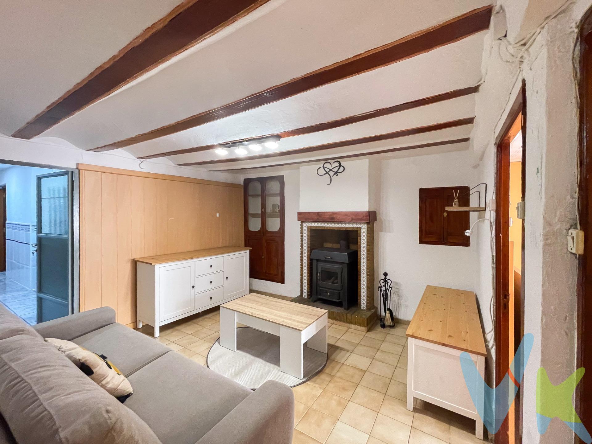 ¿Buscas una casita para tus fines de semana rodeado de naturaleza y campo?. ¡Tenemos lo que buscas! En Casas de Utiel, Utiel te espera esta casa de pueblo de 108 metros cuadrados, dividida en de dos plantas y con una terraza con barbacoa. La vivienda consta de planta inferior a pie de calle distribuida en entrada, salón comedor con chimenea de leña de hierro fundido, para pasar mejor los inviernos el comedor consta de una alacena de madrea antigua y bigas de madera en el techo, todo muy acogedor, habitación doble en la misma planta, cocina abierta reformada estilo moderno y un cuarto de baño con plato de ducha, todas las comodidades en una sola planta. En planta superior subiendo por la escalera, encontramos dos habitaciones gemelares simples con ventanas a fachada principal un distribuidor con armarios empotrado y una terraza con una gran barbacoa para que disfrutes de carnes a la braza o la paella de los domingos. Si eres cazador, amante de la naturaleza o simplemente quieres un rincón para perderte y tener paz, esta vivienda te interesa tanto por su precio como por su localización. La descripción del presente inmueble e imágenes tienen mero carácter informativo y en ningún caso carácter contractual, pudiendo ser modificados por la inmobiliaria comercializadora sin que ello implique responsabilidad alguna frente a terceros. En el precio de venta a público, esta propiedad NO incluye los gastos de adquisición (Notario, registro, gestión, honorarios, etc…). 