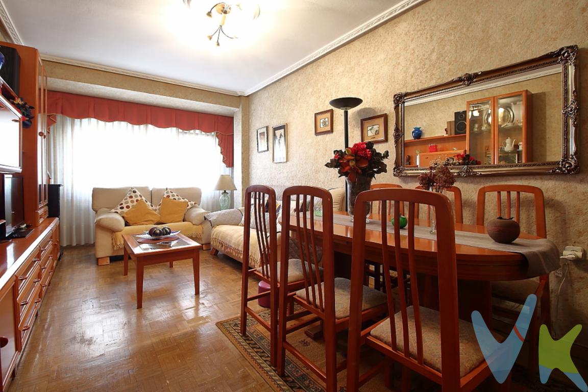  Presentamos este magnífico piso en venta, ubicado en la  zona de Llano, en la  ciudad de Gijón. Este inmueble es una verdadera joya para quienes buscan un hogar cómodo, bien situado y espacioso. Con un total de 106 metros cuadrados construidos y 90 metros cuadrados útiles, esta propiedad ofrece un ambiente amplio y acogedor para disfrutar de la vida en familia o, incluso, como inversión rentable.Este acogedor piso se encuentra en la planta 2 de un edificio que data del año 1979, lo que le confiere ese sentido de solidez y carácter que solo las construcciones bien mantenidas de esa época pueden ofrecer. Al estar en la segunda planta, la luminosidad es una de las características que destacan en cada una de las estancias del hogar, brindando calidez y energía positiva durante todo el día.El piso se compone de tres espaciosas habitaciones. Cada uno de estos dormitorios ha sido diseñado pensando en la funcionalidad y el confort, proporcionando suficiente espacio para amueblar según sus necesidades y gustos personales. Tanto si necesita una habitación adicional para un estudio personal como para un dormitorio infantil, este piso le ofrece flexibilidad total para adaptar el espacio a su vida cotidiana. El salón es generoso en tamaño, ideal para momentos de descanso y actividades sociales o familiares. La disposición de sus ventanas permite el ingreso de abundante luz natural, creando un ambiente muy agradable para relajarse o recibir a amigos y familiares. La cocina con terraza es otro de los puntos destacados; amplia y perfectamente funcional, ofrece suficiente espacio para preparar deliciosas comidas y almacenar todos sus utensilios y provisiones.La localización de este piso es insuperable. Vivir en el Llano, en Gijón, significa tener al alcance de la mano una amplia oferta de servicios y comodidades. Entre los grandes atractivos de la zona se encuentran las excelentes conexiones de transporte público. La cercanía de paradas de autobús y estación de tren, le garantizarán un cómodo desplazamiento tanto dentro de la ciudad, como hacia otros destinos, sin complicaciones ni demoras.El barrio no solo ofrece facilidades para movilizarse, sino también una gran riqueza de infraestructuras, como colegios, supermercados, áreas de ocio y zonas verdes que aportan gran calidad de vida a sus habitantes. La combinación de estos factores hace de este inmueble una opción inmejorable tanto para familias como para inversores deseosos de adquirir propiedades en áreas de gran demanda.La relación calidad-precio de este piso es una oportunidad que no se puede dejar pasar. Le invitamos a visitar esta propiedad y descubrir personalmente todas las ventajas que ofrece. Venga y compruebe la excelente ubicación, la amplitud y las características que harán de este piso su hogar ideal. No deje pasar la oportunidad de hacer suya esta magnífica vivienda en una de las zonas más vivas y conectadas de Gijón. Contacte con nosotros para agendar una visita y experimentar usted mismo todo lo que esta fantástica propiedad tiene para ofrecer. Su hogar perfecto en Llano le espera.El precio no incluye gastos de registro, notaría e impuestos de transmisiones patrimoniales.
