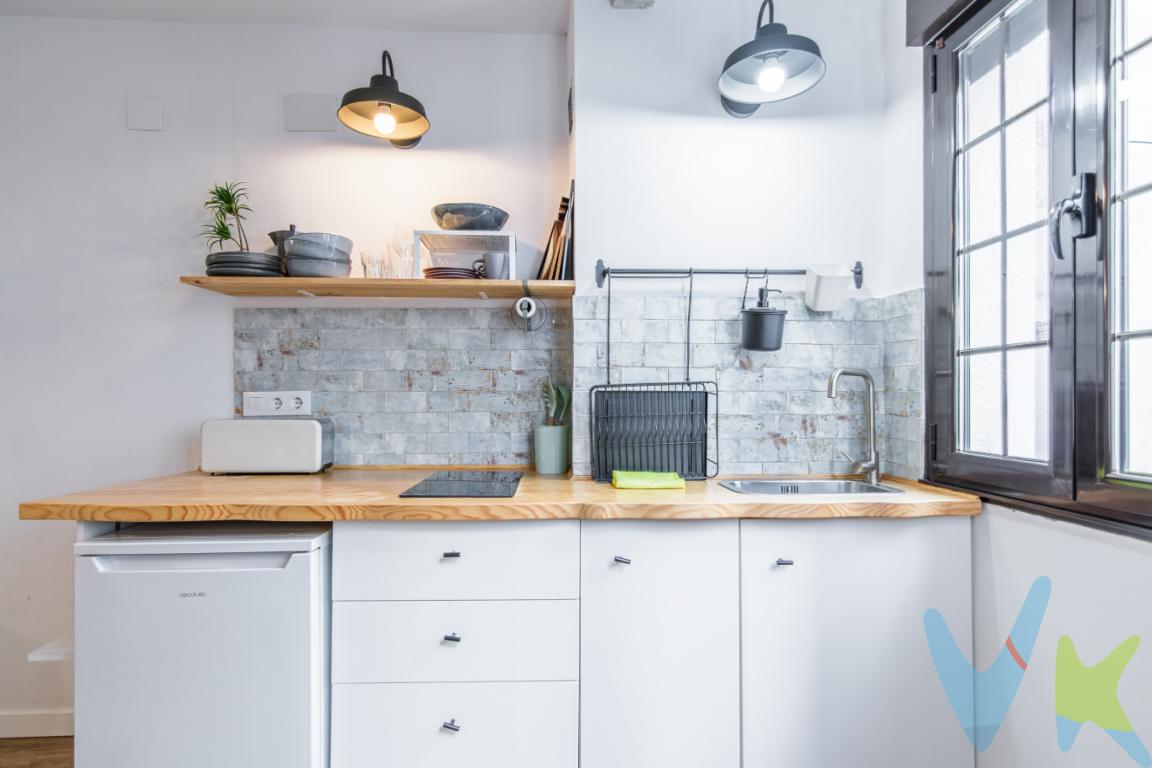  Se presenta una maravillosa oportunidad para adquirir un acogedor piso en la pintoresca localidad de Lastres, ideal para quienes buscan tranquilidad y un entorno costero. Este encantador inmueble, situado en la primera planta de un edificio sólido erigido en el año 1975, ofrece una distribución funcional y un espacio cómodo, con 42 metros cuadrados útiles y un total de 46 metros construidos, perfecto para quienes desean una vivienda compacta y acogedora. El inmueble cuenta con licencia turística, una gran ventaja que te garantizará tu inversión.El piso cuenta con una habitación espaciosa, diseñada para proporcionar máxima comodidad y descanso. Las ventanas amplias permiten la entrada de abundante luz natural, creando un ambiente cálido y acogedor. El salón, con su distribución abierta, se integra armoniosamente con el área de comedor, ofreciendo un espacio versátil y cómodo para el día a día o para recibir visitas. La cocina, eficiente y práctica, está equipada para satisfacer todas las necesidades culinarias, permitiendo disfrutar del arte de cocinar con vistas a un entorno encantador.Ubicado en Lastres, uno de los pueblos más bonitos de España, con impresionantes vistas al mar Cantábrico, este piso representa una inversión excelente tanto para quienes buscan una residencia principal como para aquellos interesados en una segunda residencia donde pasar los meses de verano o los fines de semana. Lastres, conocido por sus pintorescas calles empedradas y su entorno pesquero, ofrece una experiencia de vida única, con una rica oferta gastronómica basada en pescados y mariscos frescos. La cercanía a la playa y a rutas de senderismo permite disfrutar de la naturaleza en todo su esplendor.La comunidad de vecinos es tranquila y respetuosa, lo que asegura un ambiente de paz y silencio, ideal para descanso y desconexión. Disfrutar cada mañana de los primeros rayos de sol mientras se contempla el paisaje será una experiencia inigualable. Además, la localidad goza de una excelente conexión con el resto de la región, permitiendo desplazamientos cómodos tanto en transporte público como privado, haciendo de este piso una opción óptima para aquellos que necesitan viajar regularmente.Desde luego, el edificio ha mantenido su estructura original con gran detalle, preservando así su encanto clásico y robustez. Gracias a la orientación del inmueble, se maximiza el confort térmico, manteniendo una temperatura agradable durante todo el año. Todos estos atributos convierten este piso en una elección acertada para aquellos que buscan el equilibrio perfecto entre tradición, comodidad y modernidad.No cabe duda de que este piso es una joya escondida en Lastres, un lugar donde construir recuerdos inolvidables y disfrutar del estilo de vida que sólo un pueblo costero puede ofrecer. Sin perder más tiempo, invitamos cordialmente a los interesados a visitar esta propiedad para valorar de primera mano todos los aspectos que hacen de ella una opción irresistible. Esta es una oportunidad única que no debería dejarse escapar; un hogar listo para acoger nuevas historias y convertirse en el refugio que siempre ha soñado. Decídase a conocer este maravilloso piso y permita que Lastres le enamore con su magia y su serenidad incomparables.PRECIO DE VENTA SIN GASTOS NI IMPUESTOS INCLUIDOS: El precio de venta no incluye gastos de notaría, registro de la propiedad, gestoría, ni el Impuesto de Transmisiones Patrimoniales (ITP) o el IVA/AJD.  