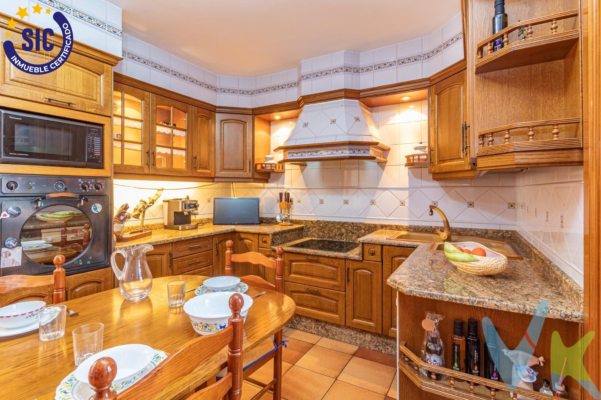 Presentamos este excepcional piso ubicado en el corazón de Vila-real, concretamente en la zona Av. La Mura. Con una superficie total de 154 m², esta propiedad destaca por su amplitud y luminosidad gracias a su orientación este-oeste, con doble fachada que permite disfrutar del sol durante todo el día. El inmueble cuenta con cuatro habitaciones dobles y una sencilla, así como dos baños completos, uno de ellos en suite con bañera de hidromasaje, proporcionando una experiencia de relajación y bienestar. Ideal para familias que buscan espacio sin renunciar a la comodidad. Su cocina equipada se integra perfectamente al amplio salón de 25 m² donde podrás cocinar y compartir momentos con familiares y amigos. Incluye extras muy valorados como armarios empotrados -con un extra adicional en la entrada-, ascensor, balcón privado perfectos para relajarse al aire libre o tomar un café mientras disfrutas las vistas despejadas del casco antiguo. Además, dispone de calefacción mediante caldera, lo que añade un plus de confort a tu hogar. El entorno es inmejorable: estarás rodeado por centros médicos, colegios, zonas infantiles, bancos, supermercados , etc., todo ello te permitirá tener acceso inmediato tanto a servicios esenciales como de ocio. También debes saber que tiene dos plazas de parking. Esta oportunidad única está disponible para todo aquél interesado en vivir cómodamente y cerca de todos los puntos clave de la ciudad. No lo dudes ¡Contáctanos ya!. (*) Cláusula de Transparencia y Desglose de Gastos. En cumplimiento de las obligaciones de información previstas en la Ley 10/2025, de 28 de diciembre, de servicios de atención a la clientela y transparencia, así como en la normativa sectorial vigente, se hace constar que el precio indicado no incluye los gastos e impuestos inherentes a la adquisición, los cuales se desglosan a continuación:. - Impuesto sobre Transmisiones Patrimoniales (ITP): Se aplicará el tipo impositivo vigente en la Comunidad Valenciana, generalmente el 10%, sin perjuicio de tipos reducidos aplicables según las circunstancias personales del comprador o las características del inmueble. El impuesto se devenga sobre el Valor de Referencia Catastral o el precio de venta, aquel que resulte superior. Para una información exhaustiva sobre el funcionamiento, tipos impositivos y bonificaciones del ITP, puede consultar el portal oficial de la Agencia Tributaria autonómica en el siguiente enlace: www.atv.gva.es/es/itpajd. - Gastos de Notaría: Los honorarios notariales se calcularán conforme al arancel oficial regulado en el Anexo I, del Real Decreto 1426/1989, de 17 de noviembre, por el que se aprueba el arancel Notarial. - Gastos de Registro: La inscripción en el Registro de la Propiedad se facturará según el arancel oficial establecido en el Anexo I, del Real Decreto 1427/1989, de 17 de noviembre, por el que se aprueba el arancel de los Registradores de la Propiedad. - Gastos de Gestión: Los honorarios por la tramitación administrativa, liquidación de impuestos e inscripción registral, en el supuesto de ser a cargo de la agencia inmobiliaria, ascienden a 302,50 € (IVA incluido). - Honorarios Agencia del Vendedor: incluidos en el precio publicado. - Honorarios Agencia del Comprador: Se informa que eventualmente podrían existir honorarios profesionales a cargo del adquirente, en aquellos casos en que se hubieran contratado previamente los servicios específicos del encargo de compra y en ningún caso estarán vinculados al precio.