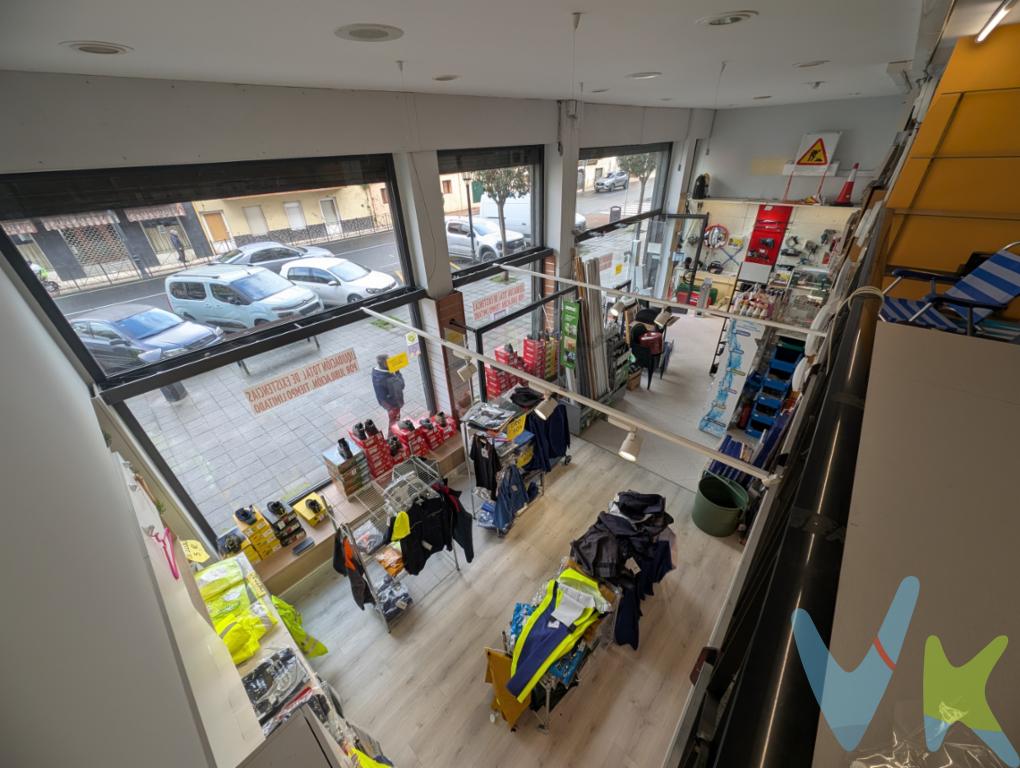 Local comercial En pleno centro de Colindres, presentamos este espectacular local, listo para comenzar actividad desde el primer día.Se trata de un inmueble de gran formato, ideal para negocios que necesiten amplitud, visibilidad y logística.Características principales:La fachada acristalada aporta una exposición excepcional en una de las zonas más comerciales del municipio, perfecta para captar tráfico peatonal y rodado.Su configuración actual permite múltiples posibilidades:✔ Gran comercio ✔ Supermercado o tienda especializada ✔ Franquicia ✔ Gimnasio o centro deportivo ✔ Clínica o centro sanitario ✔ Oficinas corporativas ✔ Centro de formación ✔ Exposición o showroomHoy en día funciona como ferretería a pleno rendimiento por lo que es una oportunidad real de negocio: No es empezar de cero. Es tomar el relevo de una actividad consolidada en el municipio.La existencia de acceso independiente para almacén facilita la carga y descarga sin interferir con la zona comercial, algo fundamental en negocios de volumen.Ubicación estratégicaSituado en una zona consolidada, rodeado de otros comercios y servicios, en el núcleo urbano de Colindres, con tránsito continuo y excelente conexión.Muy luminosoZona de almacenamiento funcionalBañoEntrada independiente para almacénInstalaciones ya realizadasAmplios escaparates con gran visibilidadDistribuido en dos alturas428m² construidosHonorarios a cargo del comprador 1%. IMPUESTOS Y GASTOS NO INCLUIDOS