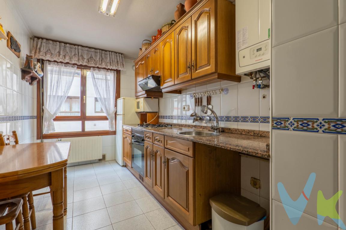 Te presentamos este fantastico apartamento de más de 50m2, en pleno centro de Gijón, a unos 3 minutos de la Plaza Europa y en el eje comercial de la Avenida Shultz, Avenida de la Costa y Manuel Llaneza. Se trata de una vivienda en un edificio de muy buenas calidades contructivas, amplios huecos y sobre todo muy luminoso, gracias a su orientacion Este-Oeste, que le proporciona muchas horas solares. La vivienda cuenta además con un amplio trastero en la planta de bajocubierta. Con la cocina y el salón con vistas a la calle Argandona y el dormitorio a patio de manzana, hacen que esta propiedad la podamos considerar como si fuera totalmente exterior. Gas ciudad individual para los suministros de ACS y calefacción, portal sin barreras arquitectónicas, y rodeada de todo tipo de comercios a pie de calle, locales de hostelería y restauración, e incluso el Centro de Salud de Puerta la Villa que lo tendríais a menos de 5 minutos de la vivienda. No lo pienses más, llámanos y ven a visitar este fantástico apartamento, no te dejará indiferente.Se informa a los interesados que el precio de venta indicado no comprende los honorarios al comprador de la agencia inmobiliaria, el Impuesto de Transmisiones Patrimoniales (ITP) ni los gastos asociados a la compraventa (notaría, registro de la propiedad y otros)