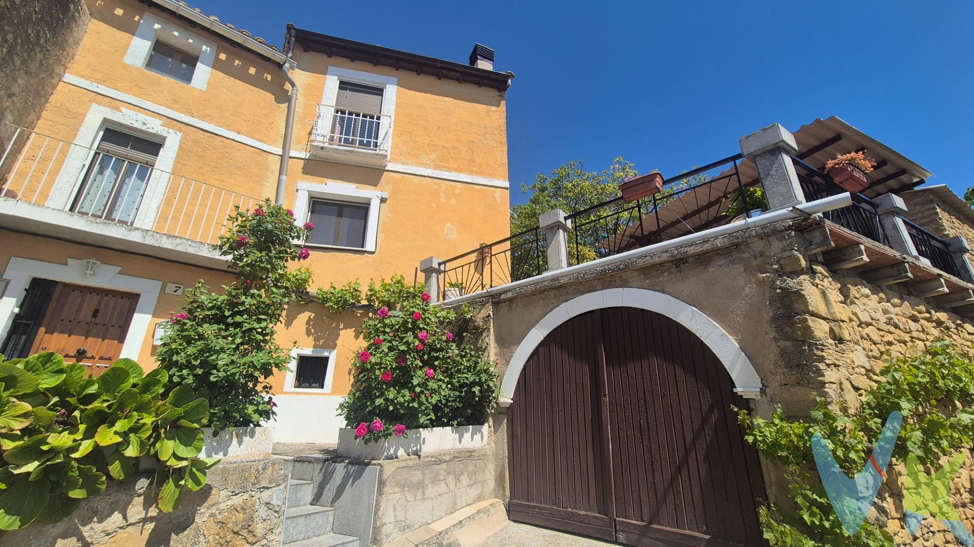 Tu hogar, tu refugio, el descanso, la  ocupación,  el proyecto,  tu ocio,  el remanso de paz,  tu lugar de desconexión.  .  En todo esto se puede convertir esta preciosa casa en San Martín de Unx. Situada en el pueblo pero en un enclave íntimo y tranquilo.    El pueblo está encaramado a una loma y tiene multitud de rincones empedrados, con edificios relevantes como la iglesia de San Martin de tours.   La casa es una joya. La parte habitable esta restaurada por completo, para poder disfrutarla inmediatamente. A las  antiguas cuadras  podrás darles el uso que prefieras. Ahora funcionan como garaje, almacén  leñera..  El jardín corona esta joya, discreto, y con mucho encanto, cuidado con esmero, es un jardín con pozo, con un nogal centenario, plantas ornamentales y frutales lleno de rincones con encanto. Destaca esa terraza con pérgola y vistas panorámicas y un pequeña construcción  antigua de piedra como cuarto de aperos.  .  Es fácil de mantener,  el fogón del salón  con cassette  distribuye el calor  por varias estancias y con apoyo  de una reluciente estufa de leña dispuesta estratégicamente en el núcleo de la casa,  no pasarás frío por poco dinero.  .  Además de la entrada principal a la planta baja, tiene un acceso  lateral  sin escaleras atravesando el jardín que da acceso directo a la planta primera, con acceso al salón, cocina, dormitorio y baño,  por si alguien lo necesita.  .  Te invito a conocer esta joya, y descubrir todos sus rincones y su gran potencial , visítala y querrás hacerla tuya.  . 