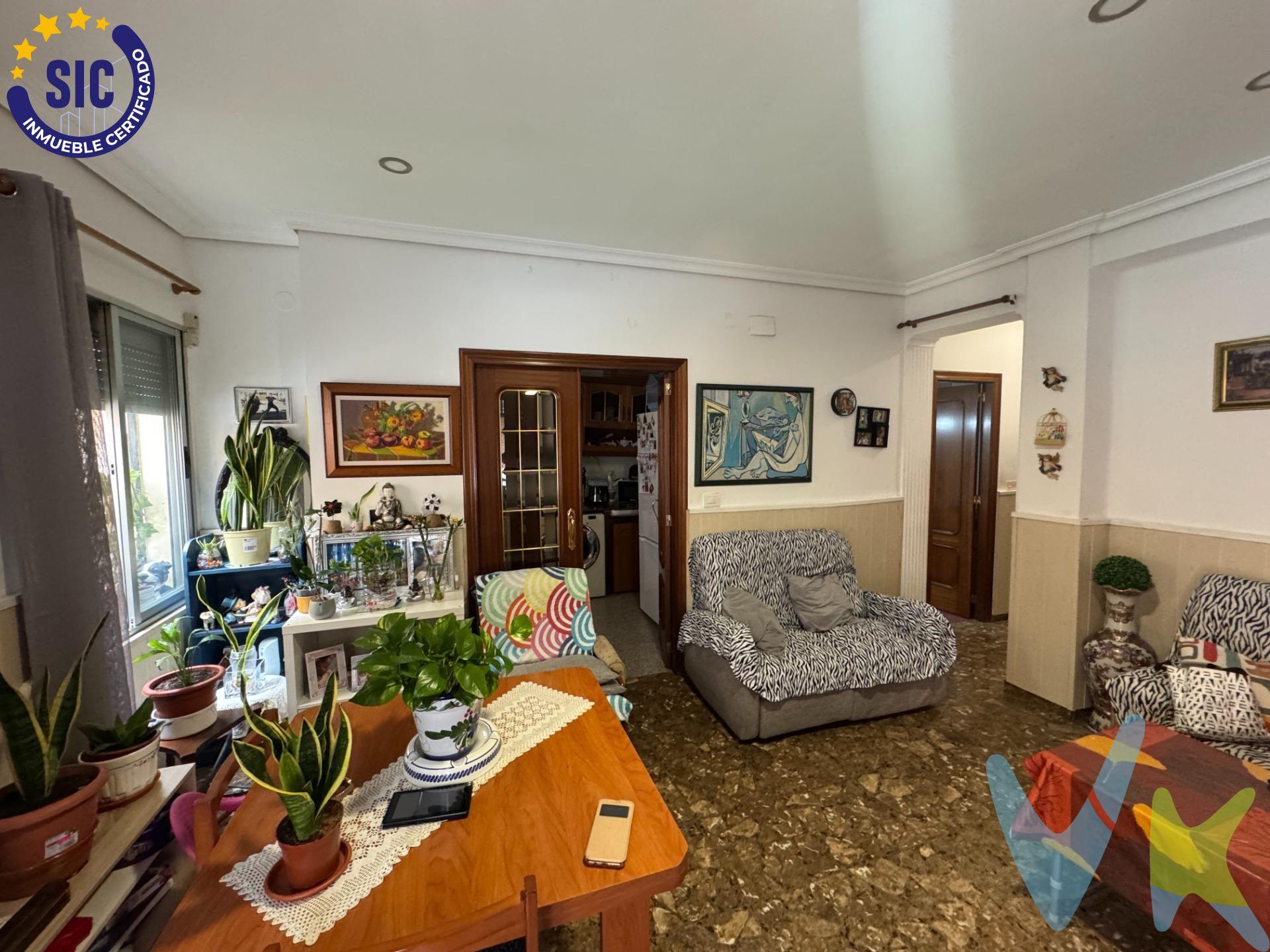 Esta planta baja en Burriana es una gran oportunidad tanto para quienes buscan su primera vivienda como para inversores. Con 62 m², destaca por su entrada independiente en esquina y un segundo acceso desde la comunidad, lo que le aporta privacidad y versatilidad. Ubicada en una zona muy bien comunicada, a pocos metros de la Guardia Civil, ofrece la tranquilidad de una buena ubicación y la comodidad de tener todos los servicios cerca. Actualmente se encuentra alquilada hasta noviembre, lo que la convierte en una opción atractiva para inversión. Con una distribución práctica y funcional, dispone de una habitación doble, una habitación individual, salón, cocina y baño. La vivienda se encuentra de origen, lista para actualizar y darle tu toque personal. 📞 Si buscas una planta baja bien ubicada, con entrada independiente y potencial de revalorización. ¡¡¡CONTACTA AHORA MISMO Y AGENDA TU VISITA!!!