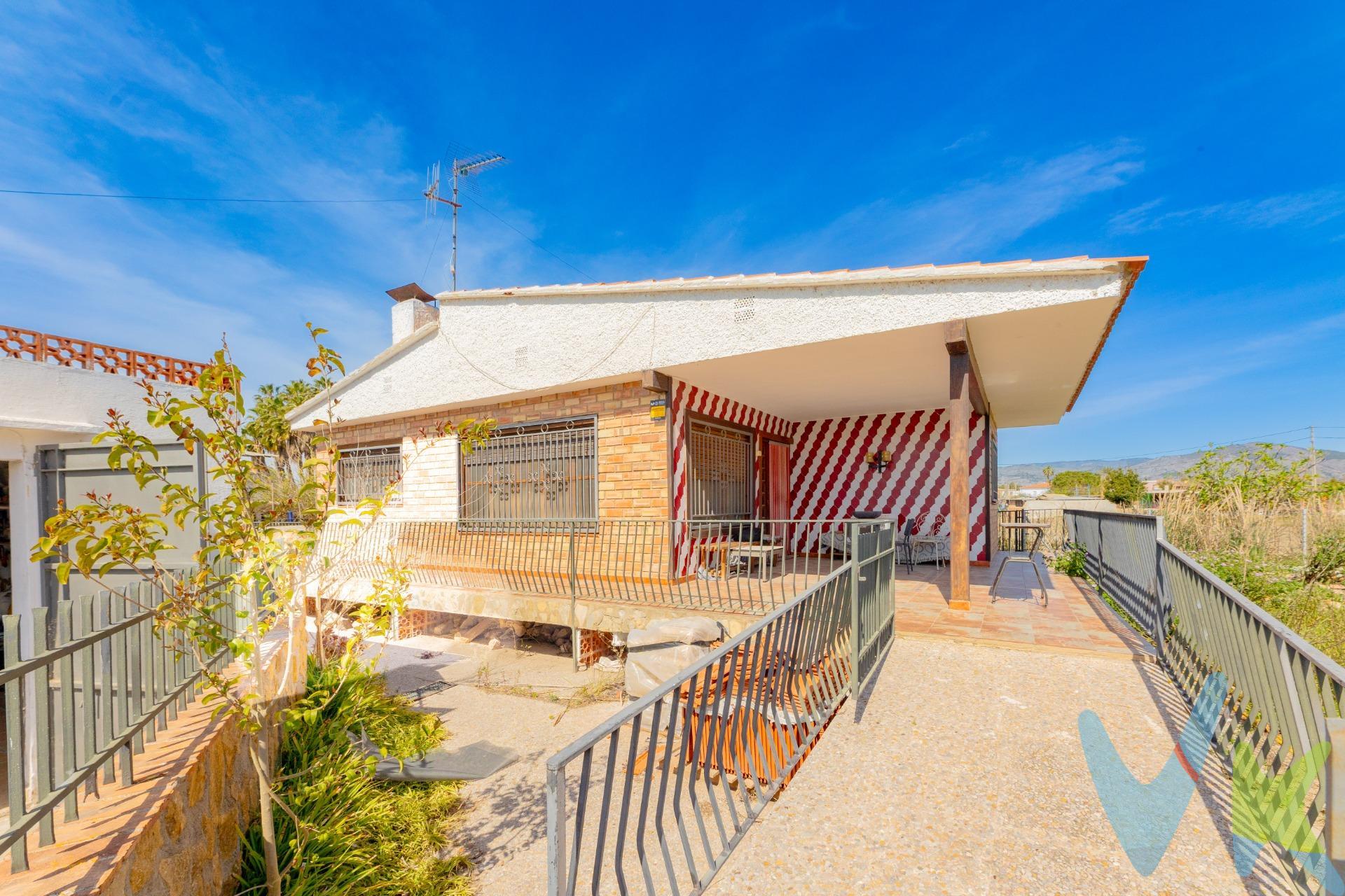 Descubre este encantador chalet unifamiliar de 120 m2, ubicado en una tranquila zona cerca del Camino de la Plana. Esta propiedad se eleva a 50 centímetros del suelo para prevenir humedades y garantizar el confort durante todo el año. La vivienda cuenta con un acogedor salón comedor, tres habitaciones luminosas —dos de ellas dobles—, así como un baño  completo que brinda comodidad a los residentes. Además, dispone de una cocina completamente equipada y dos terrazas orientadas hacia el este y oeste donde disfrutarás tanto del amanecer como del atardecer. Adyacente al chalet hay un amplio garaje cerrado con capacidad para almacenar vehículos o utilizarlo como trastero adicional; su superficie es aproximadamente de 50 m2. En el jardín trasero encontrarás una práctica barbacoa ideal para organizar comidas familiares o reuniones sociales típicas en esta hermosa región mediterránea. Con terreno suficiente, existe también la posibilidad añadida de instalar una piscina sobre tierra si lo deseas. Localizado muy cercano a Lledó, garantiza fácil acceso a todos los servicios necesarios: supermercados, escuelas e instalaciones deportivas estando disponibles sin necesidad de desplazamientos largos. La ubicación te permite disfrutar tanto las playas cercanas como todas las comodidades urbanas dentro tan solo diez minutos en coche desde tu hogar. Si estás buscando vivir rodeado por naturaleza pero aún deseando estar conectado con áreas más dinámicas (ciudad-playa), no pierdas esta oportunidad única. La descripción y los datos del presente inmueble tienen carácter meramente informativo y en ningún caso contractual. En el precio de la vivienda no están incluidos los honorarios de agencia, gastos de compraventa y/o financiación. Por mandato expreso del propietario, comercializamos este inmueble en exclusiva compartida, lo que garantiza un servicio de calidad, un trato fácil y personalizado, una gran difusión en nuestras redes compartidas y sin interferencias de terceros. Por este motivo se ruega no molestar al propietario, a los ocupantes de la propiedad, a los vecinos o conserjes del edificio si los hubiera. Si eres una agencia, llámanos colaboraremos contigo.