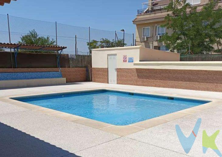 Chalet perfecto para una familia que busca una casa espaciosa y confortable.
Llámanos y prepararemos una visita para que lo compruebes.
¡Ven a conocer tu casa!
Esta propiedad tipo chalet cuenta con 106 metros construidos, ofreciendo un amplio espacio para vivir y disfrutar en un entorno tranquilo y seguro. Ubicada en una zona residencial muy solicitada, esta casa adosada combina la tranquilidad del campo con la comodidad de estar cerca de todos los servicios necesarios. Además, su diseño moderno y elegante la convierte en una opción ideal para aquellos que valoran la belleza y la funcionalidad en el hogar. Se entrega totalmente amueblada y con electrodomésticos.
El interior de la casa está distribuido en tres plantas, todas bien iluminadas y con acceso directo al jardín desde el salón. En la planta baja se encuentra la cocina totalmente equipada, un amplio salón-comedor y un aseo. En la segunda planta, se encuentran los dos dormitorios, todos con armarios empotrados y baño completo.
En la planta superior, o bajo cubierta, hay un amplio ático o buhardilla, perfecto para convertirlo en una zona de juego, estudio, dormitorio o gimnasio. Tiene una amplia terraza acristalada. Totalmente amueblado y con armarios empotrados que hacen a su vez de trasteros.
La ITE del edificio está pasada recientemente.
En el exterior, encontramos un bonito jardín con espacio para relajarse y disfrutar de comidas al aire libre con familiares y amigos. Tiene mobiliario de jardín y barbacoa.
Puertas de Roble, ventanas de aluminio con climalit abatibles, suelos de gres porcelanico imitacion madera, armarios empotrados y vestidos interiormente, pintura en gotelet y estuco en la entrada, cocina amueblada y con electrodomésticos. 
No cuenta con plaza de garaje, aunque es zona de fácil aparcamiento. No cuenta con trastero como tal, pero en la Buhardilla tiene muchos armarios o trasteros empotrados que realizan su función.
Tiene piscina comunitaria con zonas ajardinadas.
No pierdas la oportunidad de adquirir esta magnífica propiedad en una de las mejores zonas de Getafe.
¡Contáctanos hoy mismo para programar una visita! ¡Te encantará esta maravillosa casa adosada en Perales del Río!
Disponemos de financiera propia para hacerte un estudio personalizado. Pregúntanos por tu hipoteca.
IBI: 361€ anuales
Comunidad de propietarios: 40€ trimestrales incluye piscina comunitaria
Honorarios de intermediación inmobiliaria no incluidos en el precio.
Información válida salvo error tipográfico. 
