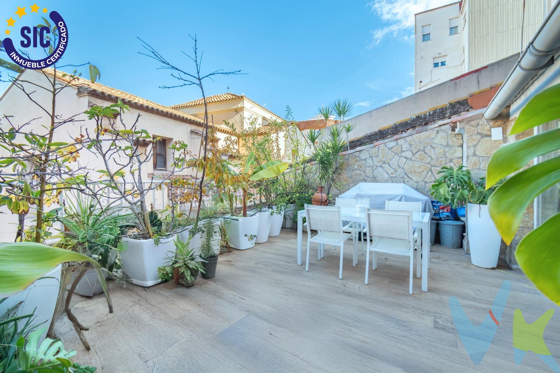 Descubre esta espectacular casa ubicada en pleno centro de Castellón, en la calle Núñez de Arce donde la modernidad, el lujo y la tranquilidad se fusionan para ofrecerte una experiencia única. Superficie construida de 438 m² distribuidos en tres plantas. Cada rincón ha sido diseñado con las más altas calidades de materiales  Porcelanosa, teniendo en cuenta su gran salón comedor,  de estilo minimalista y exclusivo, idóneo para disfrutar de momentos únicos en un espacio luminoso y perfectamente climatizado, gracias entre otras cosas, a su pequeño patio interior decorado, que aporta sensación de brillo y armonía.   . Todas las estancias gozan de aire acondicionado, para hacerte la vida más cómoda todo el año, disfrutando de un ambiente fresco en verano y acogedor en invierno. La propiedad cuenta con cuatro amplias habitaciones dobles, cada una  dotada de baño incorporado para brindar privacidad y comodidad total. Las ventanas oscilo-batientes permiten luminosidad natural. Todo este conjunto realza su diseño minimalista funcional, generando espacios abiertos que invita a ser habitados con total agrado. En la planta baja encontrarás un gimnasio privado ideal para mantener tu estilo de vida saludable sin salir de casa.  . La última planta alberga una cocina equipada en diseño de madera, junto a una gran terraza al aire libre perfecta para disfrutar momentos inolvidables con familiares y amigos bajo el sol mediterráneo. . ¿Quieres ver la vivienda? ¿Quieres hacer de ella tu hogar? Concierta una cita. Nuestra coordinadora, Pilar, te atenderá gustosamente. Nuestras agentes especializadas en compradores, te enseñarán esta espectacular casa. Que no te lo cuenten.