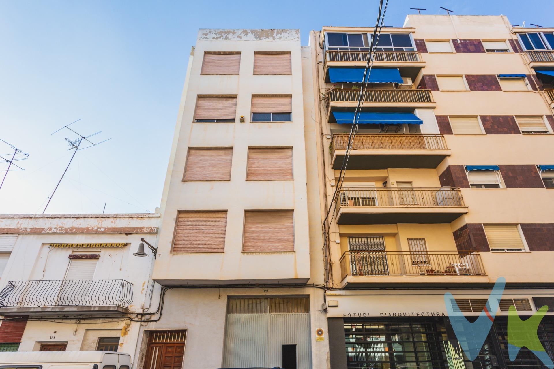 ATENCIÓN INVERSORES, EMPRENDEDORES Y PROMOTORES EXCELENTE OPORTUNIDAD DE EDIFICIO EN l’ALCUDIA (VALENCIA). EXCELENTE OPORTUNIDAD de adquirir en propiedad este EDIFICIO de 5 PLANTAS, destinarlo a cualquier NEGOCIO o ACTIVIDAD COMERCIAL, para realizar UNA PROMOCIÓN INMOBILIARIA, o como INVERSIÓN e incluso poder vivir con tu familia. El edificio dispone de una SUPERFICIE TOTAL DE 1.084m2 construidos y está compuesto de:. PLANTA BAJA con una superficie de 283 m2 construidos completamente diáfana que se podría destinar a local comercial o plazas de garaje. 4 PLANTAS ALTAS completamente diáfanas, que se podrían destinar a viviendas con terrazas traseras con excelentes vistas, o también a cualquier negocio que requiera una gran superficie comercial o de oficinas. El edificio está ubicado en una BUENA Y CÉNTRICA ZONA con TODOS LOS SERVICIOS y comodidades a su alrededor, comercios, restaurantes, mercado municipal, equipamiento escolar, supermercados y ambulatorio, y BIEN COMUNICADO a tan solo 30 minutos de Valencia capital, 35 Km, tanto por carretera por la A-7 y V-31, y transporte público a través de metro y autobús. También a tan solo 7 Km de Alzira y su hospital comarcal. . El precio ha sido calculado por el departamento de valoraciones de Mocadi Real Estate para ajustarse a la realidad del mercado. Ha sido visitado por nuestros especialistas para garantizar que la descripción se corresponde con las características reales del inmueble, para conocer las posibilidades reales y valorar su inversión. Adjuntamos planos de un estudio inicial para promoción inmobiliaria de 4 viviendas con terrazas y cabinas de garaje y se podrían estudiar otras posibilidades de inversión. ¡¡¡NO DEJES ESCAPAR ESTA OPORTUNIDAD DE INVERTIR CON ALTA RENTABILIDAD!!! VEN Y VISÍTALO YA. Nuestro equipo humano está orientado a obtener la satisfacción plena de los clientes con diligencia y eficacia, dando un servicio individualizado, asesoramiento personalizado y búsqueda de financiación. En nuestra web www.mocadirealestate.com podrás visualizar nuestra cartera de viviendas completa, Si tienes cualquier duda o consulta sobre alguna de nuestras viviendas o quieres comentarnos que es lo que vas buscando para que te ayudemos a localizarlo, no dudes en contactar con nosotros. ¡Estaremos encantados de atenderte!. La descripción y los datos del presente inmueble tienen carácter meramente informativo y en ningún caso contractual. En el precio de la vivienda no están incluidos los honorarios de agencia, gastos de compraventa y/o financiación. Por mandato expreso del propietario, comercializamos este inmueble en exclusiva compartida, lo que garantiza un servicio de calidad, un trato fácil y personalizado, una gran difusión en nuestras redes compartidas y sin interferencias de terceros. Por este motivo se ruega no molestar al propietario, a los ocupantes de la propiedad, a los vecinos o conserjes del edificio si los hubiera. Si eres una agencia, llámanos colaboraremos contigo. Muchas gracias. 