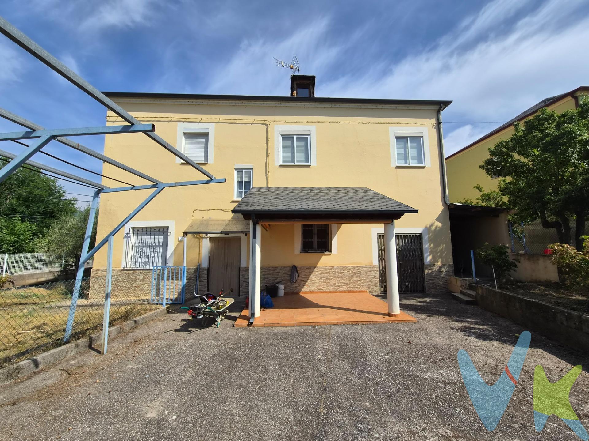 Presentamos esta encantadora casa solar ubicada en el corazón de Quilos, una zona privilegiada del norte de España. Con una superficie construida de 180 m² (175 m² útiles), este inmueble se encuentra listo para entrar a vivir.  La propiedad cuenta con cuatro habitaciones, ideales para familias o como inversión vacacional. Además dispone de dos baños completos que aseguran comodidad diaria. El exterior no solo ofrece un amplio terreno vallado con una parcela total de 472 m² sino también numerosas ventajas adicionales como parking privado y trastero conveniente. Su terraza es perfecta para disfrutar del aire libre mientras contempla vistas espectaculares hacia los alrededores naturales. La ubicación estratégica garantiza cercanía a colegios y zonas infantiles adecuadas para las necesidades familiares actuales; además su entorno ajardinado está lleno árboles que aportan frescura al espacio vital diario. 