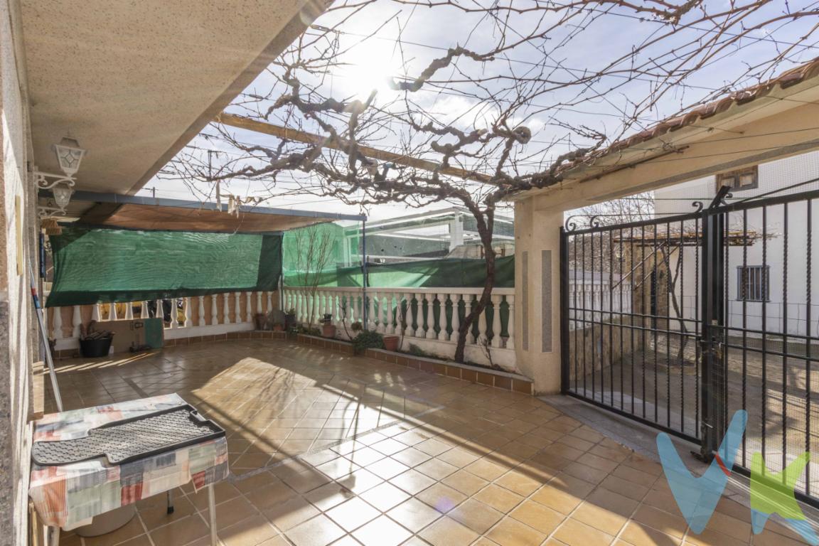 Entorno natural y calma durante todo el añoTe presentamos esta acogedora vivienda situada en Ahillas, una pequeña aldea perteneciente a Chelva, ideal para quienes buscan desconectar del ritmo de la ciudad. Se trata de una zona muy tranquila, con pocos habitantes durante el año, lo que garantiza privacidad y descanso. En los meses de verano, el ambiente se vuelve más animado, convirtiéndose en un lugar perfecto tanto para residencia habitual como para escapadas vacacionales.Distribución cómoda y funcional en dos plantasLa vivienda cuenta con una superficie construida de 170 m², distribuidos de manera práctica para aprovechar al máximo cada espacio. En la planta baja encontramos una cocina abierta al salón, creando una estancia amplia y luminosa, perfecta para compartir momentos en familia o con amigos. En esta estancia destaca una agradable chimenea, ideal para los meses de invierno, que aporta calidez y un ambiente acogedor.En esta misma planta se ubica también un baño completo. Además, dispone de un porche en la entrada, perfecto para disfrutar del exterior en cualquier momento del día, y una piscina cubierta en la parte trasera, que permite su uso durante todo el año.Amplia zona de descanso en la planta superiorLa planta alta alberga la zona de noche, compuesta por 5 habitaciones dobles, todas ellas con espacio suficiente para camas grandes y mobiliario adicional. Esta planta dispone también de 2 baños completos, lo que aporta comodidad para familias numerosas o para recibir invitados.Desde aquí se accede a una terraza, un espacio ideal para relajarse y disfrutar del entorno natural. En el pasillo encontramos además acceso a un práctico altillo, perfecto como zona de almacenaje adicional.Vivienda preparada para el inviernoUno de los grandes atractivos de esta propiedad es que está completamente equipada para su uso durante todo el año. Además de la chimenea, la vivienda dispone de sistema de calefacción en todas las estancias, lo que garantiza confort incluso en los meses más fríos.Una oportunidad para disfrutar de la tranquilidadEsta vivienda es una excelente opción para quienes valoran la amplitud, la tranquilidad y el contacto con la naturaleza, sin renunciar a comodidades como la piscina cubierta, la calefacción integral y los espacios exteriores.No dejes pasar esta oportunidad. Contacta con nosotros para más información o para concertar una visita y descubrir todo lo que esta casa puede ofrecerte.Se muestra a título informativo y no contractual. El precio no incluye lo siguiente: Honorarios de la agencia inmobiliaria, impuestos (IVA, ITP) y otros gastos de la Compraventa (notaria, gestoría y registro).