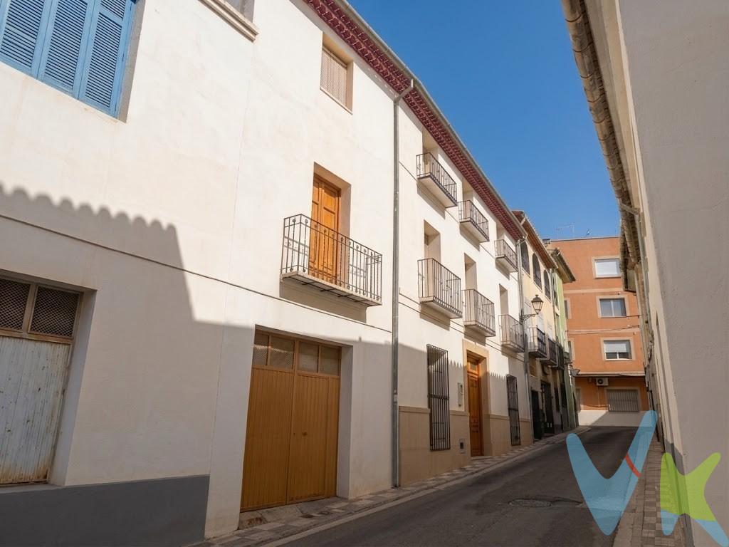¡ATENCIÓN INVERSIONISTAS! EDIFICIO CON ENORME POTENCIAL EN QUATRETONDA. . Con una superficie construida de 566 m² en una parcela de 224 m², presentamos un proyecto inmobiliario con alta rentabilidad. Esta excelente oportunidad en el centro de Quatretonda (Valencia), ideal para promotores e inversores que deseen maximizar su capital mediante la creación de departamentos para vender o alquilar. Gran Volumen de Espacio: 566 m² totales construidos que ofrecen un lienzo en blanco para redistribuir. Multi-vivienda: Estructura perfecta para segregar y construir múltiples departamentos independientes, optimizando el retorno de la inversión. Alta Demanda de Alquiler y Venta: Zona con excelente rentabilidad y mercado activo para producto residencial terminado. Espacios Extra: Cuenta con zonas de almacén, patio y porche ideales para convertirlos en garajes o terrazas que aporten valor a las viviendas. Aprovecha esta oportunidad de inversión y saca una excelente rentabilidad con esta inversión. VENTA:. PVP 164.999€. Gastos e impuestos no incluidos en el precio. La compra conlleva impuestos y gastos de formalización para el comprador. A título orientativo se informa que en segundas transmisiones el ITP con carácter general en Valencia es del 9%, pudiendo existir otros tipos impositivos atendiendo a las circunstancias personales del comprador u otras circunstancias previstas legalmente. Base imponible del impuesto el mayor valor entre el precio de compraventa, la tasación o el valor de referencia catastral. En cuanto a los gastos de notaría y registro, en su caso, suelen oscilar aprox. entre 1,5% y 2,5% (aranceles variables según precio, n.º de copias y complejidad). El comprador elige notario. Si el comprador precisase de hipoteca: tasación, condiciones y costes bancarios serán según entidad elegida por el comprador, así como los gastos de gestoría, y cualesquiera otros gastos inherentes a la formalización de la compraventa que legalmente correspondan a la parte compradora, salvo pacto expreso en contrario con el vendedor. El consumidor tiene, conforme a la normativa vigente, a su disposición información y documentación adicional relativa al inmueble y condiciones de la compraventa, que podrá ser consultada en C/Joaquín Costa 4, bajo 46005 Valencia o urbe2@remax.es. Honorarios de mediación inmobiliaria a cargo del COMPRADOR: (3% del precio final de venta más IVA (21%), salvo otro pacto.); y de VENDEDOR (según acuerdo con el mismo). Se informa al consumidor que la agencia actúa como intermediaria inmobiliaria en la operación, estando cualquier eventual compraventa y sus condiciones sujeta a la aceptación expresa del propietario-vendedor y a la posterior formalización del correspondiente contrato.