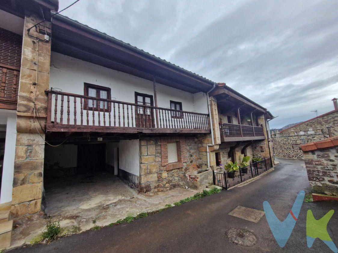 Auténtica Casa Montañesa en Coo: Tradición, Piedra y Vistas al Río. Esta propiedad está integrada por dos fincas registrales independientes, por un lado la casa y por otro un edificio próximo a esta utilizado actualmente para el almacenaje de maquinaria y aperos del campo. En el corazón de Coo (Los Corrales de Buelna), donde se respira la Cantabria más auténtica y preservada, se encuentra esta exclusiva propiedad de piedra que espera ser rehabilitada. Un edificio adosado de estilo montañés puro, con una estructura sólida y un tejado en buen estado, que destaca por su doble alma:. Arquitectura y Luz: La fachada principal, con orientación Sureste, se baña de luz natural y luce la típica balconada montañesa, el mirador perfecto para disfrutar del pulso tranquilo de este pueblo singular. En su interior, la casa revela su historia a través de ancestrales vigas de roble, materiales nobles que aportan una solidez y un carácter inigualables. Un Balcón sobre el Agua: La fachada noroeste es, sin duda, el secreto mejor guardado de la casa. Se abre directamente sobre el cauce del río Mortera, ofreciendo un paisaje idílico de pequeñas cascadas y corrientes de agua. Imagina despertar con el sonido del río y las vistas a los frondosos bosques de castaños y avellanos que rodean el pueblo, justo donde se une la "canal Otero". Distribución y Potencial:. Vivienda: Cocina, sala, 3 dormitorios, baño y un gran desván bajo las vigas de roble. Espacios adicionales: Cuadra y pajar que ofrecen un sinfín de posibilidades para ampliar la vivienda o crear espacios diáfanos con vistas al río. El Entorno: Coo es un museo vivo de la arquitectura rural cántabra, rodeado de montes y rutas de senderismo. Un paraje de paz absoluta pero estratégicamente comunicado:. A minutos de la autovía A-67 y la estación de tren. Muy cerca del Balneario de Las Caldas. A 25 min de las playas y 45 min de Santander. Junto con la casa principal se vende un edificio próximo de dos plantas destinado a almacén de aperos y maquinaria agrícola. Este segundo edificio dispone de un pequeño huerto. . Una oportunidad única para quienes buscan no solo una casa, sino un pedazo de historia y naturaleza viva. Extras: Casa en Coo, Cantabria, ideal para amantes del senderismo y la arquitectura de piedra. Cerca de Los Corrales de Buelna, la autovía A-67 y el Balneario de Las Caldas. Impuestos y gastos legales no incluidos en el precio.