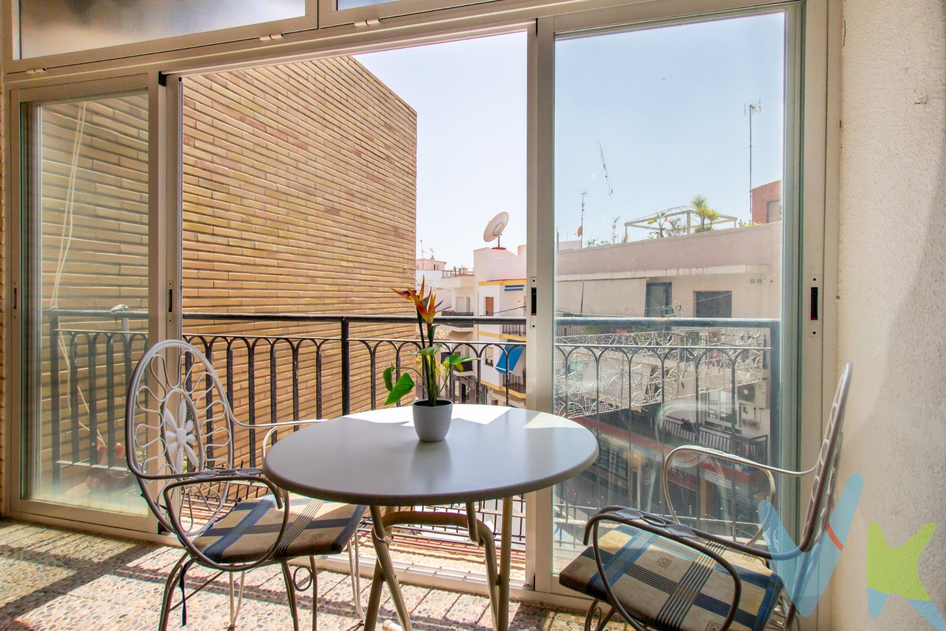 ¡Oportunidad única en el corazón de Moraira! Este hermoso piso, ubicado en la exclusiva Calle Doctor Calatayud, combina comodidad, funcionalidad y una ubicación privilegiada. A tan solo 5 minutos caminando de la playa L' Ampolla, y a 100 metros andando del prestigioso Puerto de Moraira, es el lugar perfecto para disfrutar de unas vacaciones o vivir todo el año en un entorno privilegiado del Mediterráneo. La finca cuenta con ascensor y dos accesos, facilitando la movilidad y el acceso. Situado en una segunda planta, el piso se compone de dos habitaciones dobles, ambas con ventanas al exterior que permiten buena ventilación, igualmente dispone de aire acondicionado y ventilador en el salón, y ventiladores de techo en los dos dormitorios. La cocina independiente es ideal para preparar deliciosas comidas, mientras que el baño con ducha completa la distribución del hogar. El amplio salón comedor es un espacio acogedor y luminoso, gracias a su orientación oeste que le proporciona una excelente iluminación durante todo el día. Desde el salón se accede a una terraza acristalada, perfecta para disfrutar del clima mediterráneo en cualquier estación del año, ya sea en verano o en invierno. Este piso es la elección perfecta para quienes buscan comodidad, proximidad a la playa y todos los servicios y comercios a su alcance. ¡No pierdas la oportunidad de convertirlo en tu hogar en Moraira!. Si necesitas préstamo hipotecario para la compra disponemos de un departamento de financiación, al igual que un departamento de Reformas en el caso de que quieras hacer alguna mejora o modificación a la vivienda.