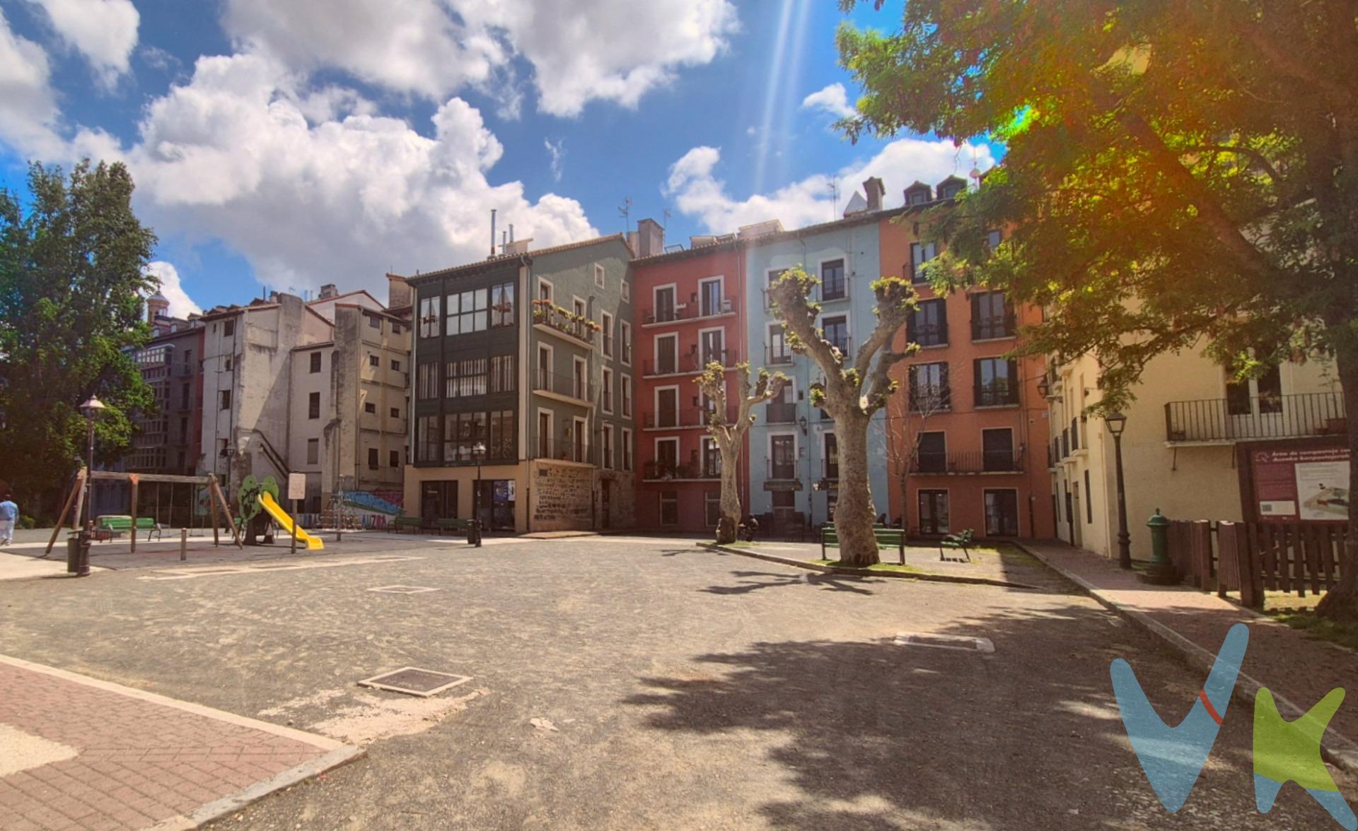 En la céntrica y concurrida calle Jarauta está este apartamento listo para entrar a vivir.  Está distribuido en salón-comedor con balcón a calle, cocina americana montada y equipada, baño completo con ducha y amplio dormitorio con pequeño mirador a patio. La zona de noche es silenciosa y tranquila para un mejor descanso. El bullicio, servicios y vida se encuentran en cuando se baja a la calle, en pleno casco viejo entre Plaza Santa Ana y los ascensores a Rotxapea.  Fachada y tejado rehabilitados recientemente. Pasado positivamente el informe ITE.  No hay derramas. Tiene CÉDULA DE HABITABILIDAD.  Datos meramente informativos, sin valor contractual.  Las superficies expresadas en esta página tienen carácter descriptivo y son aproximadas. El PVP indicado no incluye impuestos (ITP, IVA o AJD según el caso) ni gastos de transmisión (registro de la Propiedad, Notaría, Gestoría..)