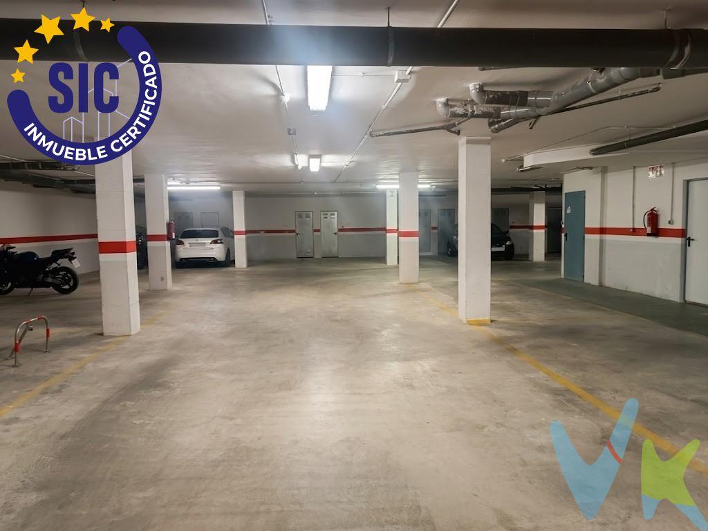 Un coche a la sombra es un dueño feliz. ¿Tu coche parece un horno microondas cada vez que lo dejas al sol?. Esta plaza de aparcamiento ubicada en la zona de La Closa en La Pobla LLarga es la solución. Será el paraíso para tu vehículo y para ti cuando subas a tu coche a una temperatura agradablemente fresquita. Ubicación Premium, justo enfrente del IES Pere d’Esplugues. Si eres profesor o personal del centro, podrás llegar, aparcar y estar en el aula antes de que suene el timbre. ¡Sin estrés de última hora! y lo mejor de todo, tendrás tu coche al resguardo del Efecto Sauna. Olvídate de quemarte las manos con el volante o de que el coche parezca una sauna finlandesa. Aquí tu vehículo te esperará fresquito, a la sombra y protegido de las lluvias, el granizo o los [amp;]quot;regalitos[amp;]quot; de los pájaros y conservará su pintura brillante como el primer día en un lugar seguro. Será una Inversión Inteligente porque si decides sacarle rentabilidad, se alquilará sola. Será un bien codiciado por el personal y profesores del instituto y del resto de vecinos. ¡Haz que la plaza se pague sola! un coche a la sombra es un dueño feliz. Llama ya y concierta una visita. VENTA:. PVP 6.750€. Gastos e impuestos no incluidos en el precio. La compra conlleva impuestos y gastos de formalización para el comprador. A título orientativo se informa que en segundas transmisiones el ITP con carácter general en Valencia es del 9%, pudiendo existir otros tipos impositivos atendiendo a las circunstancias personales del comprador u otras circunstancias previstas legalmente. Base imponible del impuesto el mayor valor entre el precio de compraventa, la tasación o el valor de referencia catastral. En cuanto a los gastos de notaría y registro, en su caso, suelen oscilar aprox. entre 1,5% y 2,5% (aranceles variables según precio, n.º de copias y complejidad). El comprador elige notario. Si el comprador precisase de hipoteca: tasación, condiciones y costes bancarios serán según entidad elegida por el comprador, así como los gastos de gestoría, y cualesquiera otros gastos inherentes a la formalización de la compraventa que legalmente correspondan a la parte compradora, salvo pacto expreso en contrario con el vendedor. El consumidor tiene, conforme a la normativa vigente, a su disposición información y documentación adicional relativa al inmueble y condiciones de la compraventa, que podrá ser consultada en C/Joaquín Costa 4, bajo 46005 Valencia o urbe2@remax.es. Honorarios de mediación inmobiliaria a cargo del COMPRADOR: (3.000€ del precio final de venta más IVA (21%), salvo otro pacto.); y de VENDEDOR (según acuerdo con el mismo). Se informa al consumidor que la agencia actúa como intermediaria inmobiliaria en la operación, estando cualquier eventual compraventa y sus condiciones sujeta a la aceptación expresa del propietario-vendedor y a la posterior formalización del correspondiente contrato.