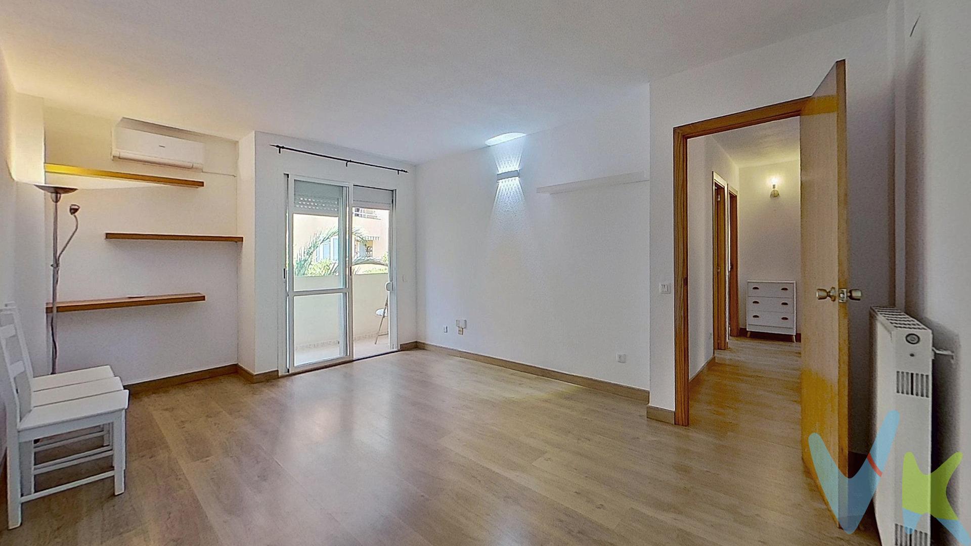 . ¿Estás buscando un piso en Son Dameto con garaje incluido? Sigue leyendo, porque esto te va a interesar. Te invitamos a descubrir este amplio piso en primera planta, sin ascensor, situado en una de las zonas más demandadas por las familias en Palma. . Con 86 metros cuadrados construidos de vivienda, el inmueble se distribuye en tres habitaciones, un baño completo, salón-comedor y cocina, todo en buen estado y listo para entrar a vivir desde el primer día. Lo que hace especial a esta vivienda en el mercado actual es lo que incluye: garaje propio y trastero en planta sótano. . En Son Dameto estos espacios escasean y habitualmente hay que buscarlos y pagarlos aparte, aquí ya están incluidos en el precio. . En cuanto al equipamiento, la vivienda cuenta con aire acondicionado y calefacción por radiadores, cubriendo todas las estaciones del año sin necesidad de inversión adicional. El edificio es de 1996, se encuentra en buen estado de conservación y no requiere ITE en este momento. Los gastos de comunidad son de aproximadamente 80 euros al mes. Son Dameto es el barrio que eligen las familias que quieren vivir bien en Palma: colegios de primer nivel a cinco minutos a pie, varios parques, supermercado, transporte público a 150 metros y ambiente tranquilo y seguro. Todo lo que necesitas en el día a día sin necesidad de coger el coche. Si la descripción te ha despertado el interés, el siguiente paso es venir a verlo. Estaremos encantados de organizarte la visita, resolver todas tus dudas y acompañarte en cada paso del proceso de compra. Información legal y transparencia:. El precio de venta indicado no incluye el Impuesto de Transmisiones Patrimoniales (ITP), que será orientativamente del 8 %, ni los gastos notariales y registrales, estimados orientativamente en un 2 % del valor de la compraventa, los cuales deberán ser abonados por la parte compradora al firmar la correspondiente escritura pública. El importe de los impuestos se calcula sobre el precio final que conste en la escritura pública y puede variar en función de la normativa aplicable, así como de las subvenciones, ayudas, edad y demás circunstancias personales del contribuyente. Los honorarios de la agencia inmobiliaria serán asumidos íntegramente por la parte vendedora, no suponiendo coste alguno para la parte compradora. Inmobiliaria Inscrita en el Registre Oficial de Agents Immobiliaris de les Illes Balears con el NÚMERO REGISTRO: GOIBE747077/2024.