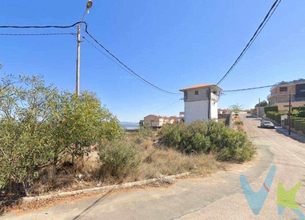 Dos parcelas urbanas con un total de 2.520m² en el balcón de Calicanto  ¡Hasta el infinito y más allá!  Esta es la primera frase que me ha venido a la mente mientras fotografiaba estos terrenos, y es que resume a la perfección las vistas que tienes desde aquí, ya que ves el mar hasta que se confunde con el cielo y todas las poblaciones. Valencia a tus pies!!  Ofrecemos a la venta dos parcelas lindantes totalmente urbanas de 1522m² y 998m² respectivamente, con un total de 2520m², disponiendo de 62 metros lineales de fachada sobre calle con alumbrado público, asfaltada, pasando luz y agua por la misma puerta.   Disponemos de un dossier con una licencia que se aprobó, aunque caducó, para la construcción de 5 chalets independientes, pudiendo ser también adosados.   Bien comunicadas con Valencia y a tan sólo 12,5 km de la estación de metro Torrent Avinguda de Torrent y 28km de la playa, consideramos una magnífica inversión tanto para promoción propia como para construcción de más viviendas. Llámanos y te facilitaremos toda la información acompañándote en todo el proceso de venta.  Si tienes que vender antes , llámanos y te asesoramos cómo hacerlo para además tener los mínimos gastos posibles y todas las garantías. Agencia Registrada con el nº4039 en el Registro Obligatorio de Agentes Inmobiliarios de la Comunidad ValencianaPor mandato expreso del propietario, COMERCIALIZAMOS ESTE INMUEBLE EN EXCLUSIVA, lo que le garantiza el acceso a toda la información, a un servicio de calidad, un trato fácil, sencillo y sin interferencias de terceros. Por este motivo, se ruega NO MOLESTAR AL PROPIETARIO, a los ocupantes de la propiedad o a los vecinos. Muchas gracias por su comprensión.La oferta está sujeta a cambios de precio o retirada del mercado sin previo aviso. Este anuncio en su conjunto, incluyendo textos, fotos, imágenes o cualquier otro contenido de este, no es vinculante dado que la información es ofrecida por terceros y puede contener errores. Se muestra a título informativo y no contractual.El precio del inmueble no incluye los honorarios de la agencia que ascienden al 4%+IVA del precio final del inmueble, ni los gastos de notaría y registro de la propiedad (que están sujetos a aranceles y varían dependiendo del precio de escrituración), ni los impuestos (que en la Comunitat Valenciana varían dependiendo del precio del inmueble y de las características personales del comprador).Esta propiedad se pone a la venta con toda la documentación comprobada y en regla, por lo que ofrecemos GARANTÍAS a los compradores. 