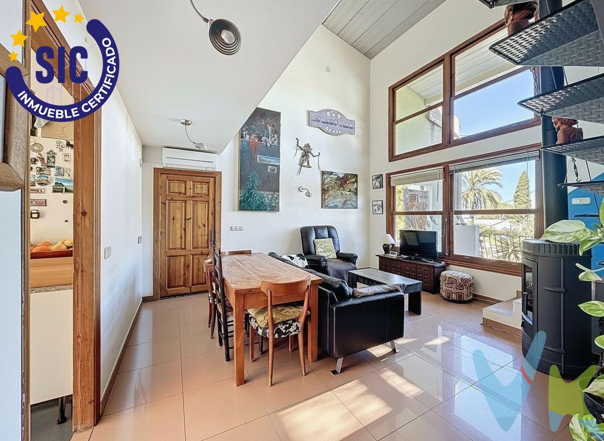 En una de las zonas residenciales más consolidadas de La Pedrera, en Dénia, se encuentra esta vivienda independiente de 369 m² construidos, sobre parcela privada con piscina y vistas abiertas al mar y a la montaña. Una propiedad con personalidad, amplitud y múltiples posibilidades. Planta principal. Salón-comedor amplio y luminoso, cocina independiente, dos dormitorios dobles, baño completo, gran terraza de más de 60 m² junto a la piscina y zona de barbacoa. Desde esta planta se accede a una construcción auxiliar de madera independiente, ideal como estudio, despacho o dormitorio de invitados. Planta superior. Dormitorio principal, baño completo, zona de estudio abierta y terraza privada con vistas abiertas y ligera vista al mar. Un espacio perfecto como suite o zona de trabajo. Planta semisótano (186 m², acceso independiente). Actualmente garaje y espacio auxiliar, con gran potencial para apartamento independiente (previo estudio técnico), zona profesional, gimnasio o área de ocio. Exterior y extras. Piscina privada, diferentes ambientes exteriores, árboles frutales: olivo, nisperero, mandarino, limonero, 2 mangos y 6 naranjos; aljibe de 70.000 litros además de conexión a red municipal, con cerramiento de termoarcilla en las plantas altas, Cubierta con doble aislamiento de lana de roca, aire acondicionado y chimenea. La vivienda ofrece una base estructural muy sólida y una distribución muy interesante. Algunos espacios pueden actualizarse estéticamente para personalizarla y revalorizarla. Ideal para quien busca metros reales, independencia y vistas en una zona residencial consolidada de Dénia. VENTA:. PVP 550.000€. Gastos e impuestos no incluidos en el precio. La compra conlleva impuestos y gastos de formalización para el comprador. A título orientativo se informa que en segundas transmisiones el ITP con carácter general en  Valencia es del 10%, pudiendo existir otros tipos impositivos atendiendo a las circunstancias  personales del comprador u otras circunstancias previstas legalmente. Base imponible del impuesto el mayor valor entre el precio de compraventa, la tasación o el valor de referencia catastral. En cuanto a los gastos de notaría y registro, en su caso,  suelen oscilar aprox; entre 1,5% y 2,5% (aranceles variables según precio, n.º de copias y complejidad). El comprador elige notario. Si el comprador precisase de hipoteca: tasación, condiciones y costes bancarios serán según entidad elegida por el comprador, así como los gastos de gestoría, y cualesquiera otros gastos inherentes a la formalización de la compraventa que legalmente correspondan a la parte compradora, salvo pacto expreso en contrario con el vendedor. El consumidor tiene, conforme a la normativa vigente, a su disposición información y documentación adicional relativa al inmueble y condiciones de la compraventa, que podrá ser consultada en C/Joaquín Costa 4, bajo 46005 Valencia o urbe2@remax.es. Honorarios de mediación inmobiliaria a cargo del VENDEDOR (según acuerdo con el mismo). Se informa al consumidor que la agencia actúa como intermediaria inmobiliaria en la operación, estando cualquier eventual compraventa y sus condiciones sujeta a la aceptación expresa del propietario-vendedor y a la posterior formalización del correspondiente contrato.