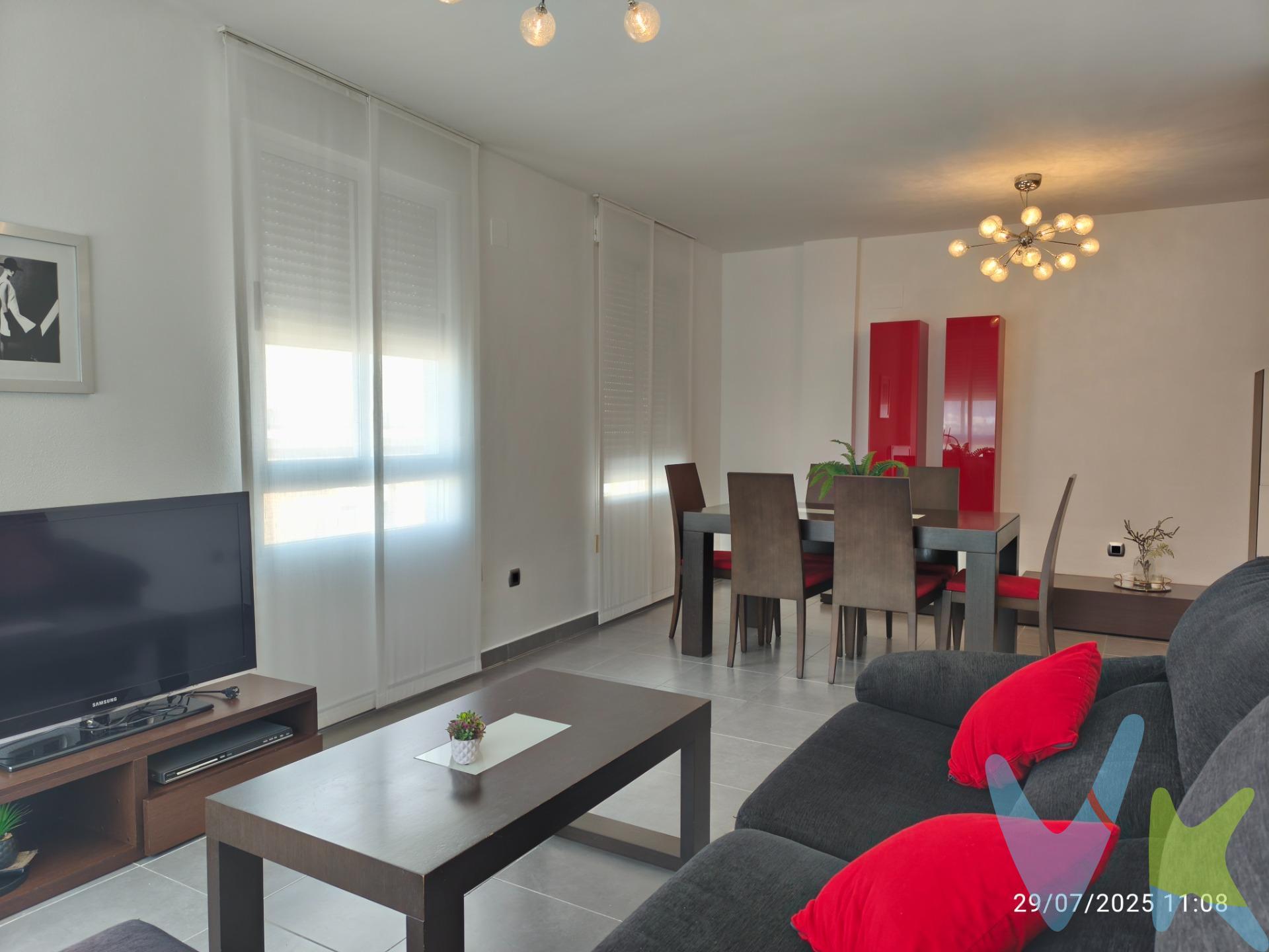 . Descubre este luminoso cuarto piso en una finca con solo cinco alturas y cuatro vecinos por planta, ideal para quienes buscan tranquilidad sin renunciar a la comodidad. La vivienda cuenta con tres habitaciones (dos simples y una doble), todas con armarios empotrados, perfectas para aprovechar al máximo el espacio y mantener todo en orden. Dispone de dos baños completos, uno de ellos en suite, para mayor intimidad y funcionalidad. El salón-comedor te sorprenderá con unas vistas despejadas a la montaña, un rincón perfecto para desconectar tras un largo día. Además, disfrutarás de climatización por conductos (frío/calor) en toda la vivienda, para estar a gusto en cualquier época del año. El piso se vende amueblado y con electrodomésticos, listo para entrar a vivir sin complicaciones. Incluye también plaza de garaje y el edificio cuenta con ascensor, lo que suma comodidad al día a día. Situado en una zona con excelente acceso de entrada y salida a la ciudad, este piso es una oportunidad redonda tanto si buscas tu primera vivienda como si deseas invertir con criterio. LLAMANOS !!!!!