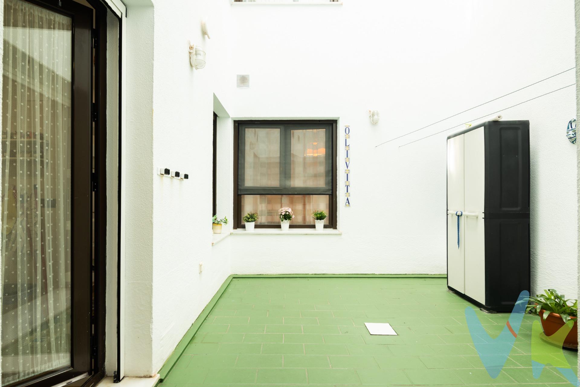 Ubicado en una de las zonas más emblemáticas del centro de la ciudad de  Cádiz, a pocos metros de la Plaza de San Antonio, presentamos en venta este acogedor inmueble,  que cuenta con:. 2 Dormitorios: Espaciosos, de muy buen tamaño, ideales para el descanso. Dos grandes armarios empotrados, uno en el dormitorio principal y otro en el pasillo. Salón: Amplio y acogedor, perfecto para disfrutar de momentos en familia o con amigos, con acceso directo al patio. Cocina: Funcional y equipada,  también con acceso directo al patio. Dos Cuartos de baño: Completo y en buen estado, uno con bañera y otro con placa de ducha. Patio privativo: Un espacio exterior para disfrutar al aire libre, con privacidad total. El edificio dispone de ascensor.  Una excelente oportunidad para vivir en el corazón de la ciudad, rodeado de historia, cultura y todos los servicios a tu alcance. * Gastos, impuestos y honorarios de la agencia no incluidos en el precio. Si estás interesado en esta propiedad pero tienes que vender, contacta con nosotros, te ayudamos a encontrar comprador para tu vivienda. Periodo de validez de la publicación 31/12/2025
