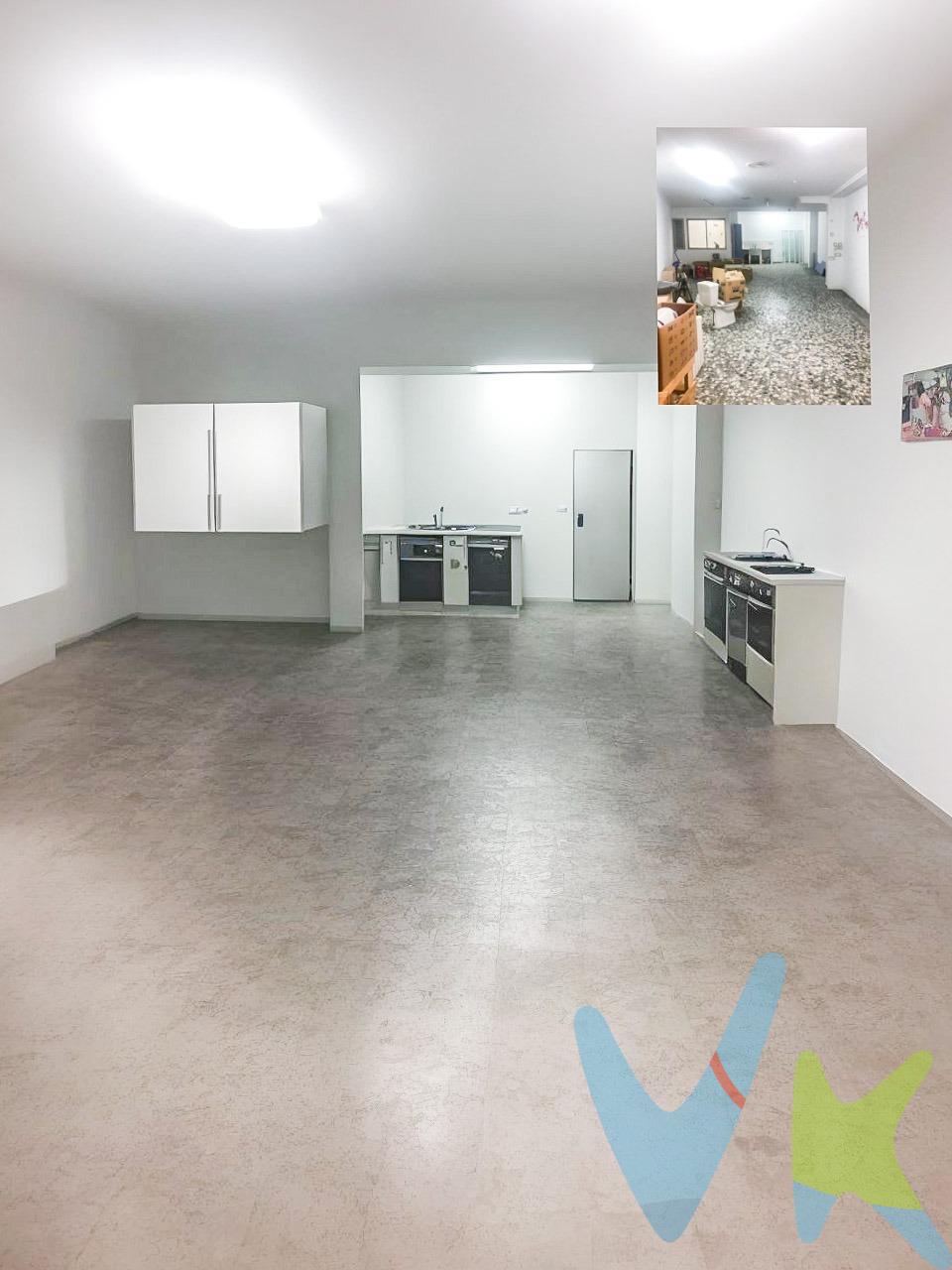 Oportunidad para Inversores: Este local comercial en Massanassa destaca por sus amplios espacios y una encantadora terraza de 3 m2. Con una generosa superficie de 78 m2, ofrece un ambiente espacioso y acogedor, siendo la elección perfecta tanto para inversores como para emprendedores que deseen iniciar su propio proyecto. El establecimiento incluye un baño completo y una oficina con acceso a la pequeña terraza. La excelente ubicación es un factor clave, a tan solo 100 metros de los supermercados locales y a 50 metros de la plaza de la biblioteca. Massanassa, un municipio con una historia, geografía, economía y cultura peculiares en la Comunidad Valenciana, España, alberga una población de 9,845 habitantes. Además, se encuentra a 15 minutos en coche de la ciudad de Valencia y a 12 minutos en tren. No dudes en realizar tus consultas y concertar una visita para aprovechar esta oportunidad única. La descripción del presente inmueble e imágenes tienen mero carácter informativo y en ningún caso carácter contractual, pudiendo ser modificados por la inmobiliaria comercializadora sin que ello implique responsabilidad alguna frente a terceros. En el precio de venta a público, esta propiedad NO incluye los gastos de adquisición (Notario, registro, gestión, honorarios, etc…).