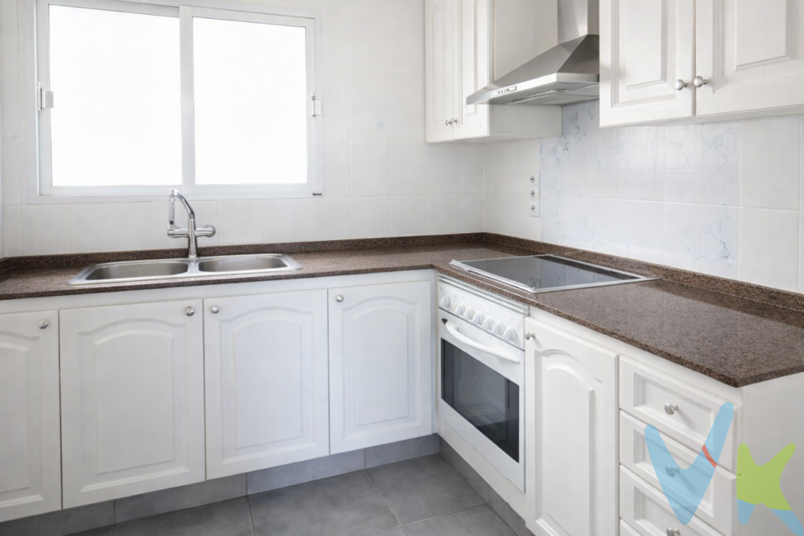 Piso luminoso y céntrico de 85 m² con balcón y vistas despejadas ✨Se ofrece magnífico piso de 85 m² situado en una de las zonas más céntricas y demandadas de la ciudad, ideal para quienes buscan comodidad, amplitud y una ubicación privilegiada.La vivienda cuenta con tres habitaciones amplias, perfectas tanto para familias como para compartir o teletrabajar. La cocina destaca por su muchísima luz natural, creando un espacio agradable y funcional para el día a día.Dispone de balcón, ideal para disfrutar del exterior, además de excelentes vistas que aportan una sensación de amplitud y tranquilidad. El piso se entrega totalmente amueblado, listo para entrar a vivir.Una oportunidad única para vivir en el centro con todas las comodidades.📍 Ubicación inmejorable🛏 3 habitaciones amplias☀️ Cocina muy luminosa🌇 Balcón y excelentes vistas🛋 Amueblado🛗 Ascensor¡No dejes pasar esta oportunidad y ven a visitarla!La vivienda se encuentra alquilada en este momento, por lo tanto hasta fin de contrato tiene disponibilidad únicamente para inversión siempre respetando el contrato con la inquilina.  